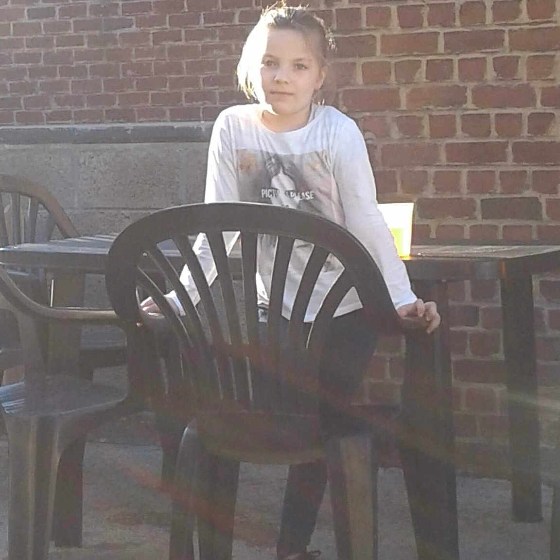 Krystal a rejoint le concours — aidez-le/la à gagner de superbes lots ! chair, child, furniture, girl, leg, person, sitting, snapshot, standing, table, wood