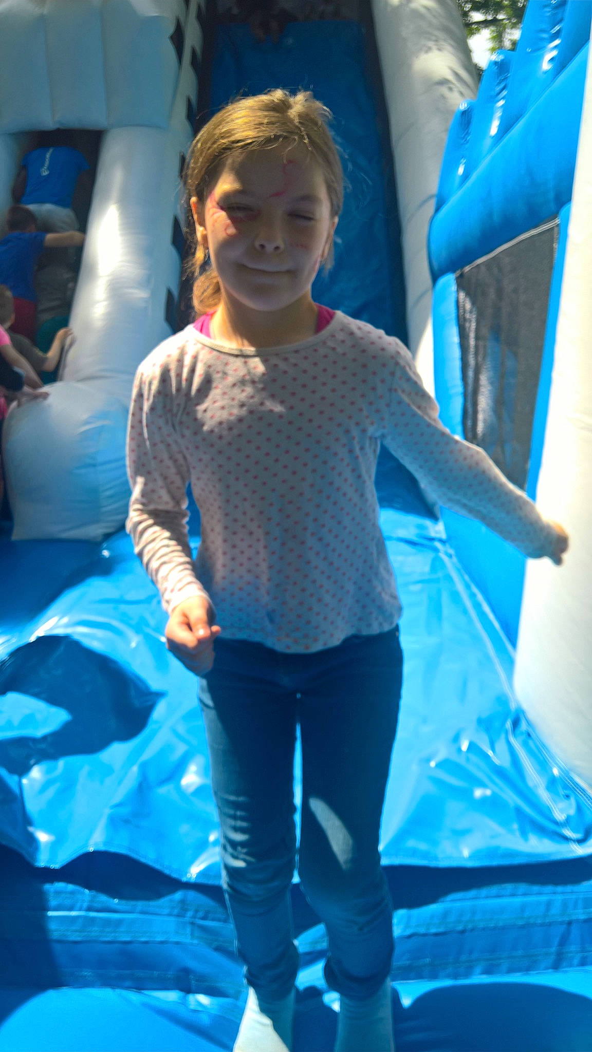 Krystal a rejoint le concours — aidez-le/la à gagner de superbes lots ! blue, child, clothing, cool, electric_blue, fun, girl, jeans, leisure, mammal, outerwear, person, product, smile, textile, toddler, vacation