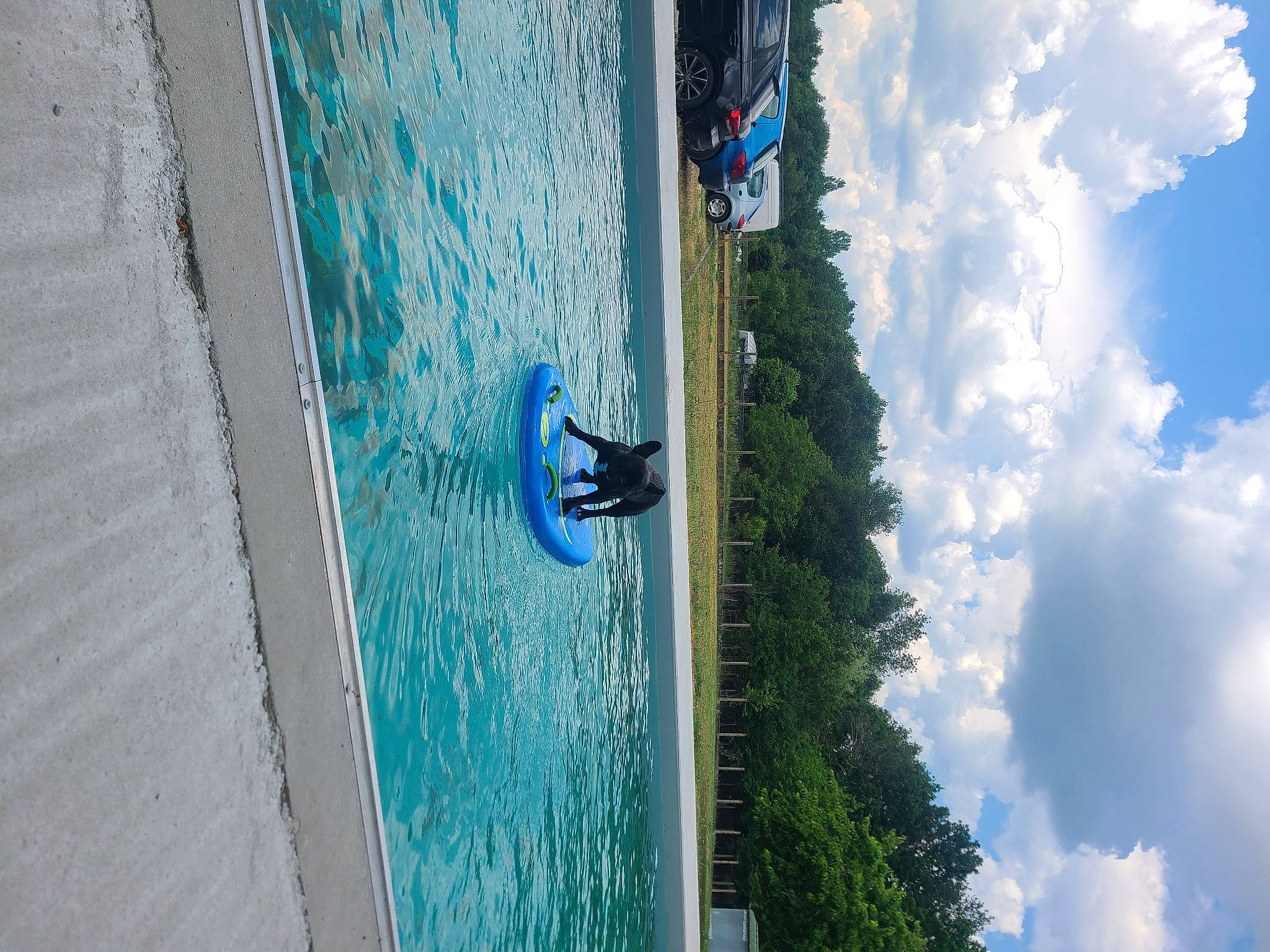 Potter participe au concours pour gagner de l'argent avec cette photo : adventure, azure, blue, boat, cloud, cumulus, electric_blue, extreme_sport, facade, leisure, recreation, sky, sports_equipment, tree, vehicle, water, watercraft, wind, wood, world