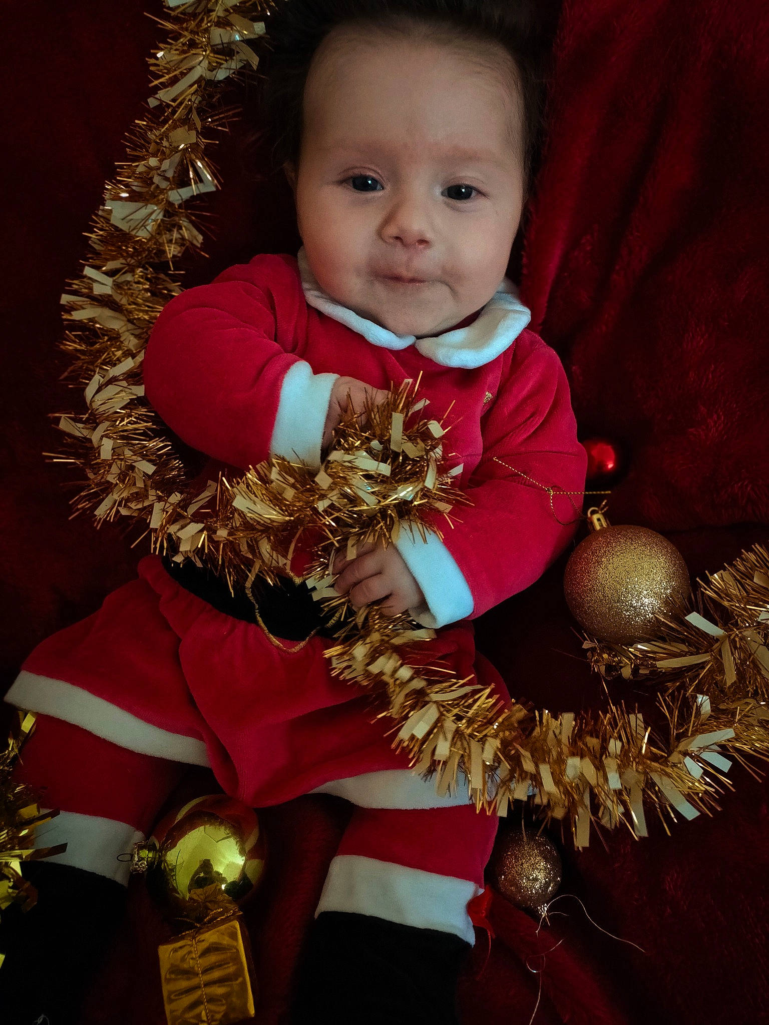 Jade a rejoint le concours — aidez-le/la à gagner de superbes lots ! baby, baby_toddler_clothing, child, christmas, christmas_decoration, christmas_eve, christmas_ornament, event, fur, happy, holiday_ornament, interior_design, jewellery, metal, person, portrait_photography, sitting, sleeve, smile, toddler