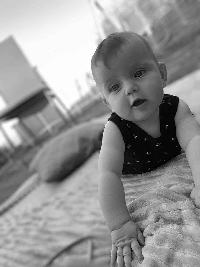 Alyah participe au concours pour gagner de l'argent avec cette photo : baby, beauty, black, black_and_white, cheek, child, eye, face, facial_expression, head, monochrome, monochrome_photography, people, person, photograph, skin, smile, snapshot, standing, toddler