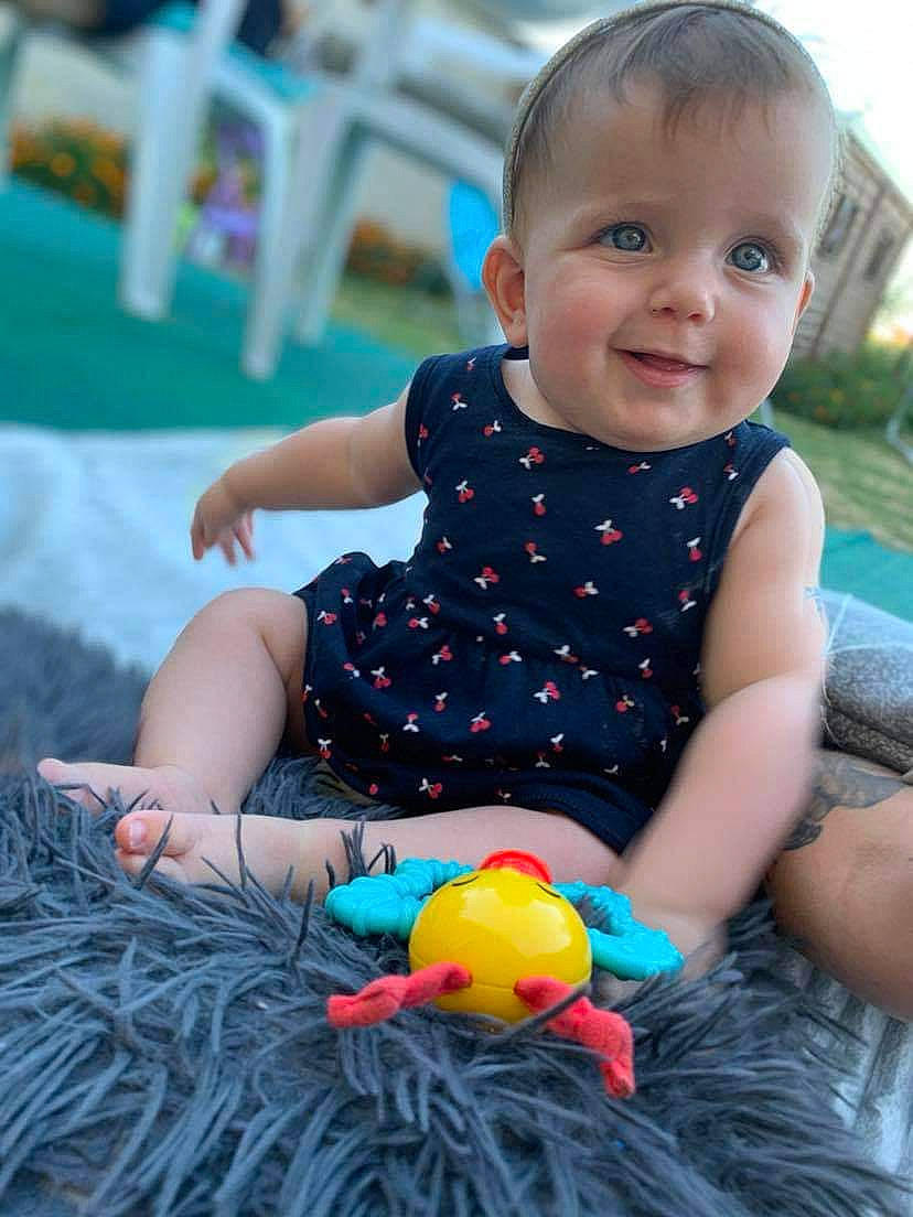Alyah participe au concours pour gagner de l'argent avec cette photo : baby, baby_playing_with_toys, baby_products, baby_toys, ball, child, fun, joy, leisure, person, play, product, recreation, skin, smile, summer, toddler, toy, vacation, water
