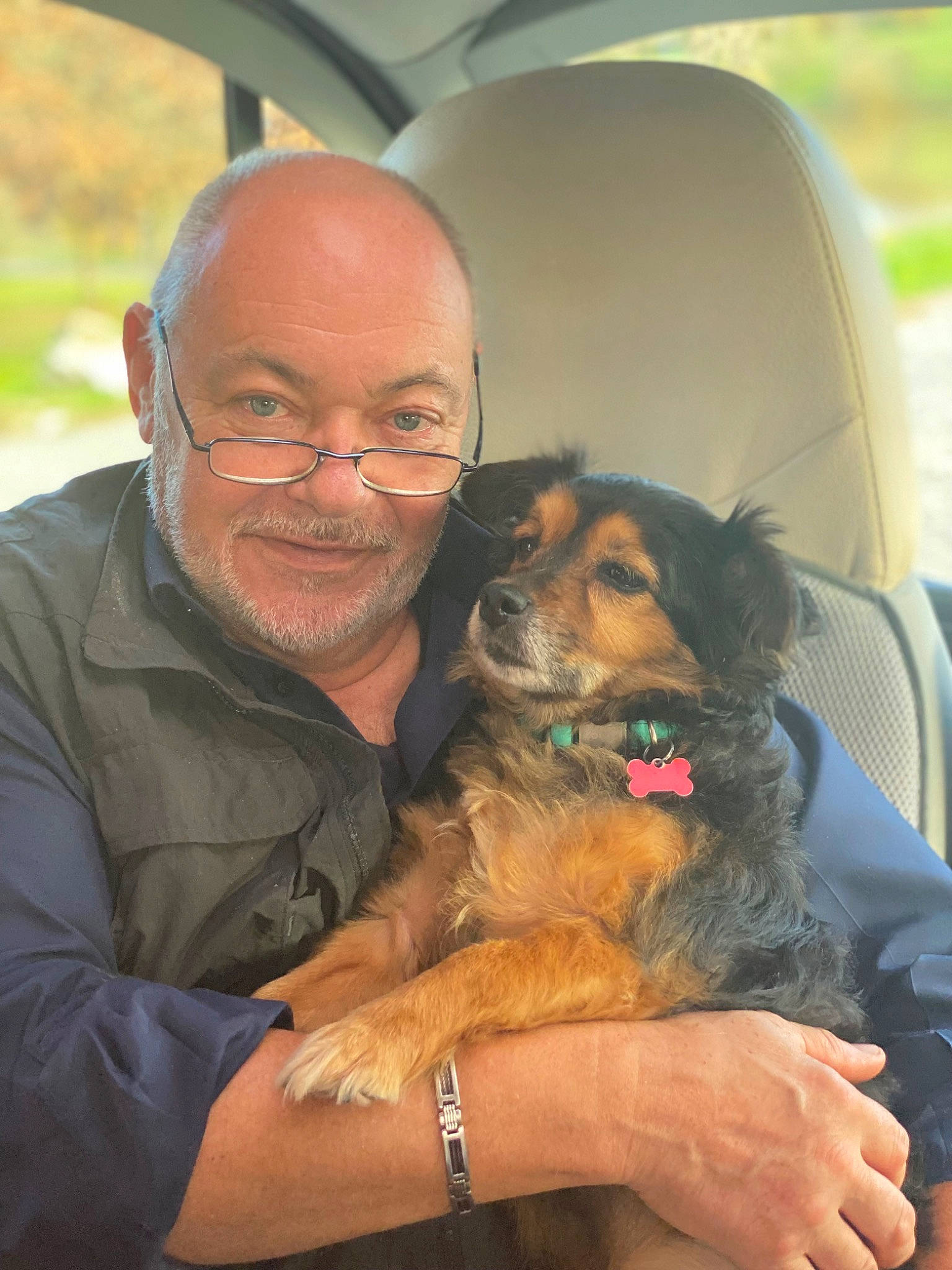 Zou a rejoint le concours — aidez-le/la à gagner de superbes lots ! beard, canidae, carnivore, companion_dog, dog, dog_breed, eyewear, fawn, fun, fur, gesture, glasses, hand, happy, sitting, smile, sporting_group, sunglasses, toy_dog, vacation