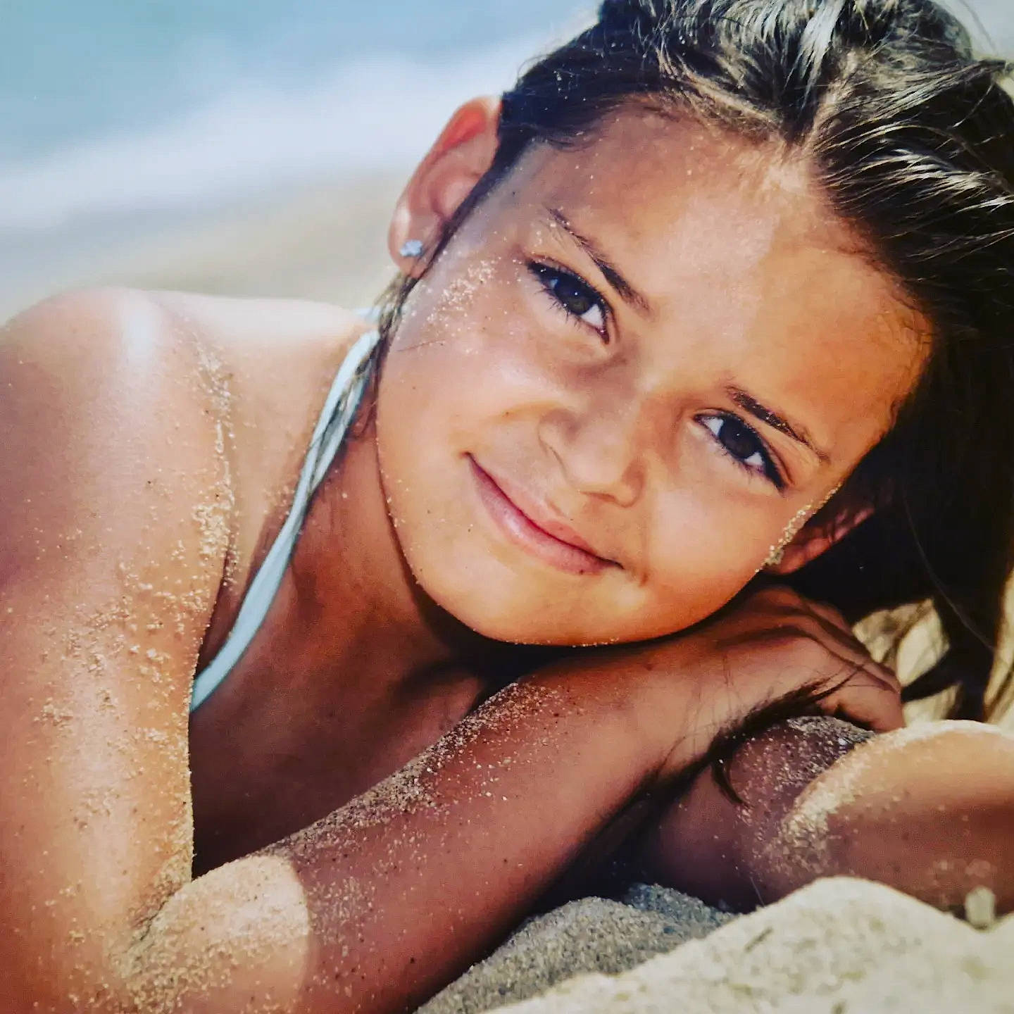 Elise a rejoint le concours — aidez-le/la à gagner de superbes lots ! beach, black_hair, blond, brown_hair, eye, eyebrow, eyelash, flash_photography, fun, gesture, hair, happy, iris, joy, lip, long_hair, people_in_nature, people_on_beach, person, skin