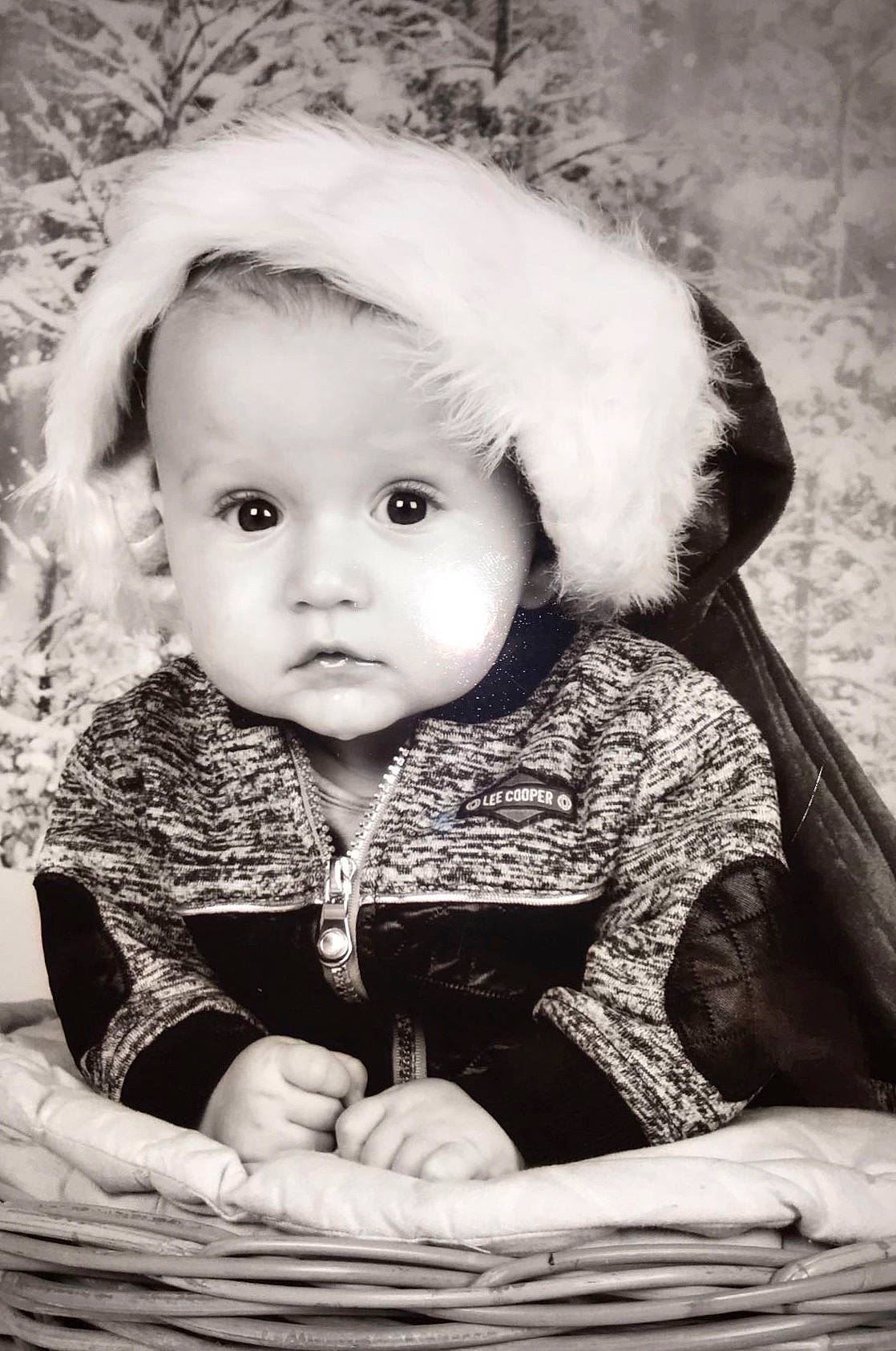 Ylenzo a rejoint le concours — aidez-le/la à gagner de superbes lots ! black_and_white, cheek, child, eye, girl, happiness, head, infant, monochrome, monochrome_photography, person, photograph, photography, portrait, portrait_photography, sitting, smile, stock_photography, toddler