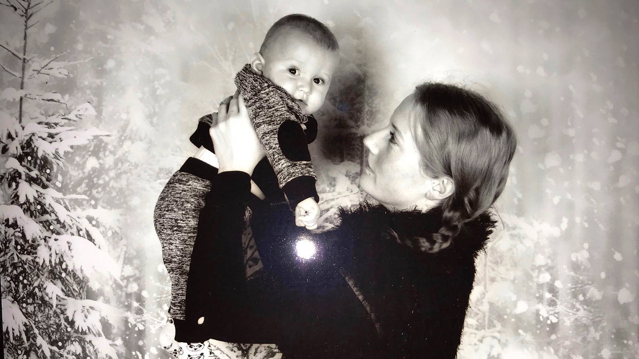 Ylenzo a rejoint le concours — aidez-le/la à gagner de superbes lots ! black, black_and_white, darkness, emotion, fun, girl, human, interaction, kiss, love, monochrome, monochrome_photography, person, photograph, photography, romance, smile, snapshot, stock_photography