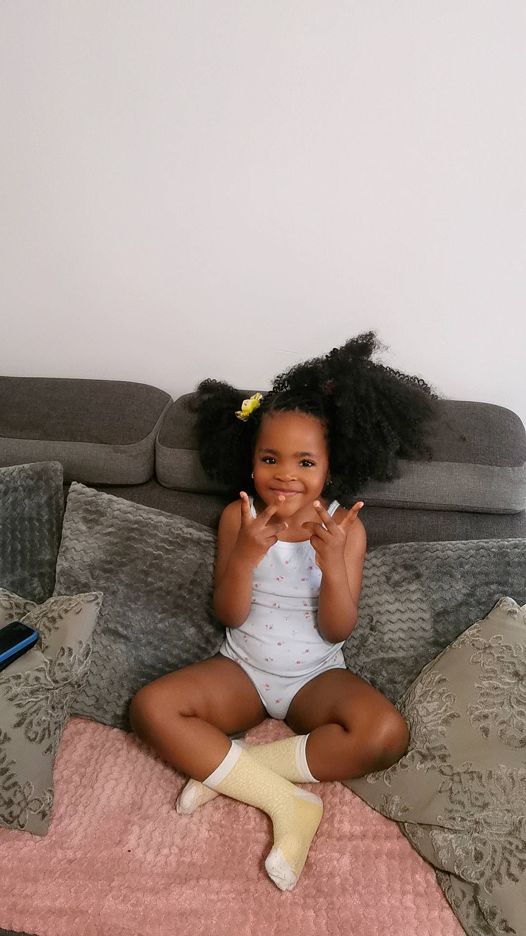 Brianna-marniel participe au concours pour gagner de l'argent avec cette photo : abdomen, barefoot, comfort, couch, flash_photography, foot, happy, human_leg, jewellery, joy, knee, lap, leg, person, room, sitting, smile, studio_couch, thigh, toddler