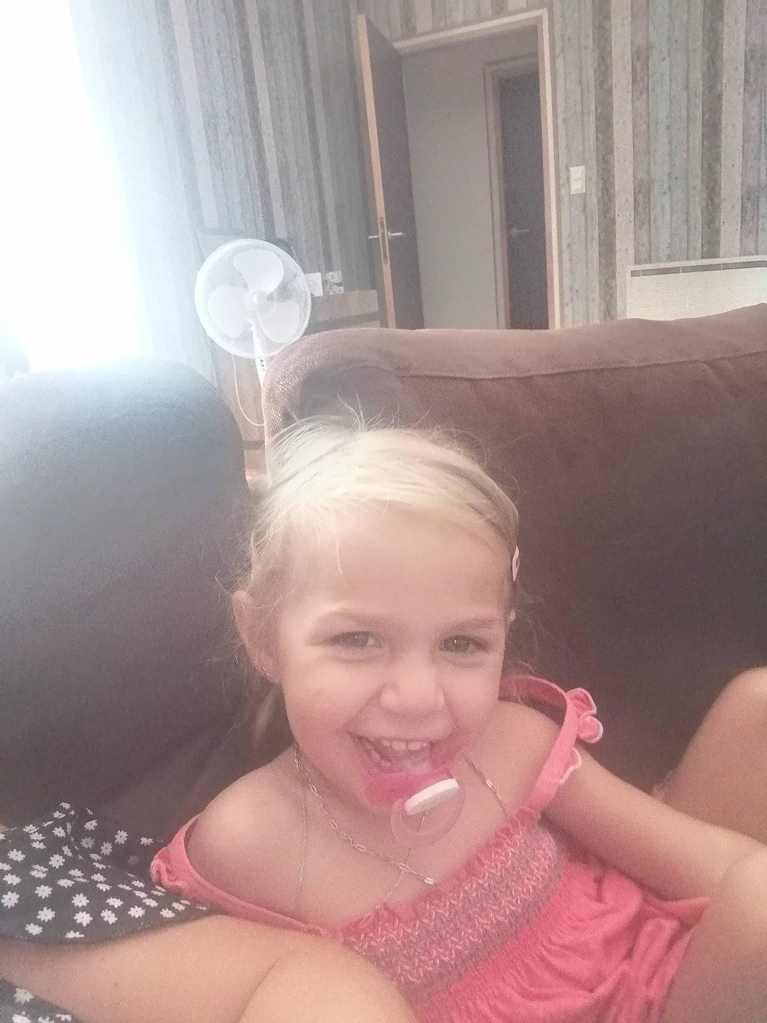 Julia a rejoint le concours — aidez-le/la à gagner de superbes lots ! arm, chin, ear, eyebrow, eyelash, face, facial_expression, gesture, hairstyle, hand, happy, joy, light, lip, mouth, neck, nose, person, shoulder, skin