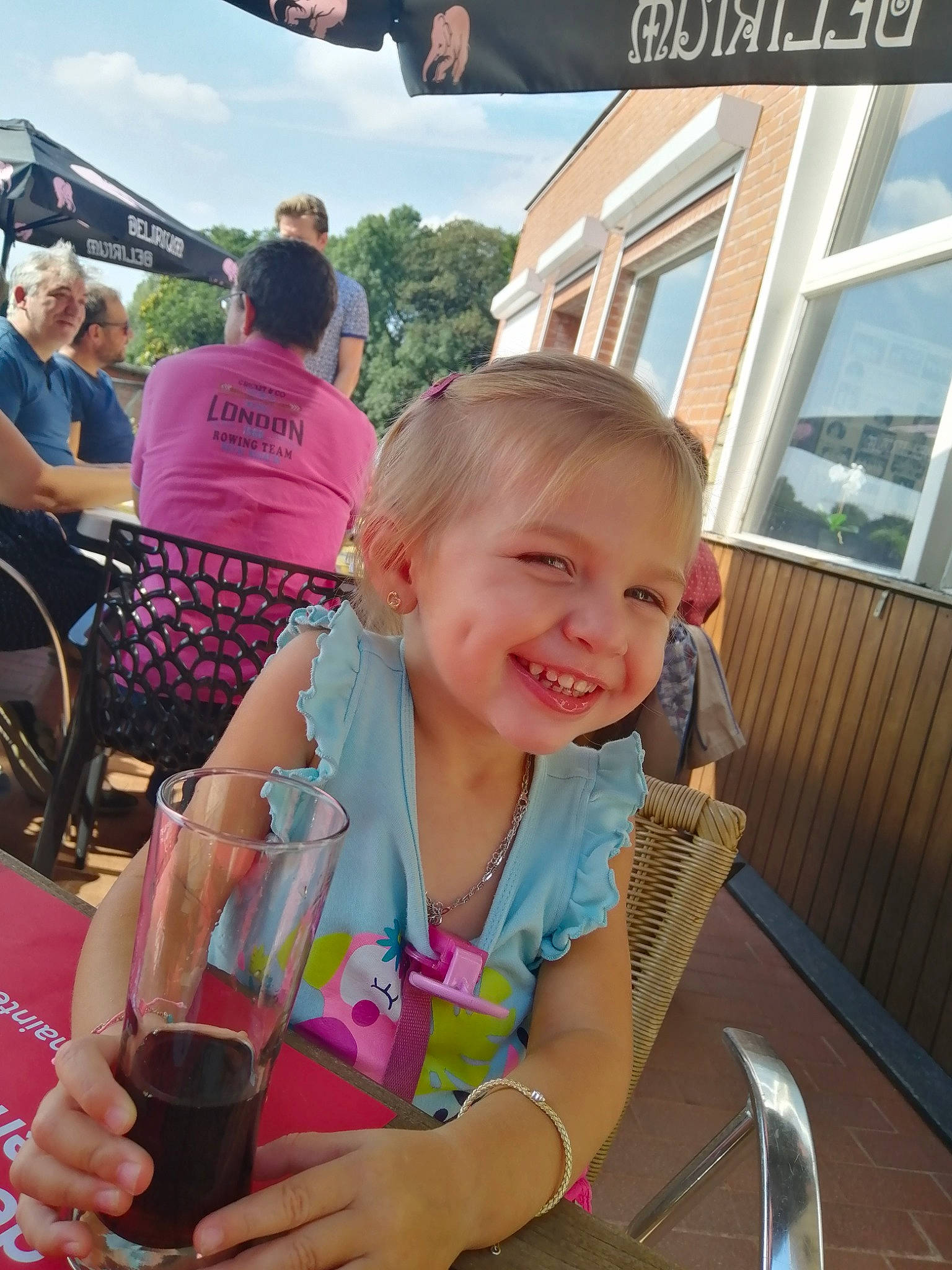Julia participe au concours pour gagner de l'argent avec cette photo : chair, child, drinking, drinkware, event, fun, happy, joy, leisure, person, recreation, sitting, sky, smile, snapshot, summer, t_shirt, tableware, toddler, travel