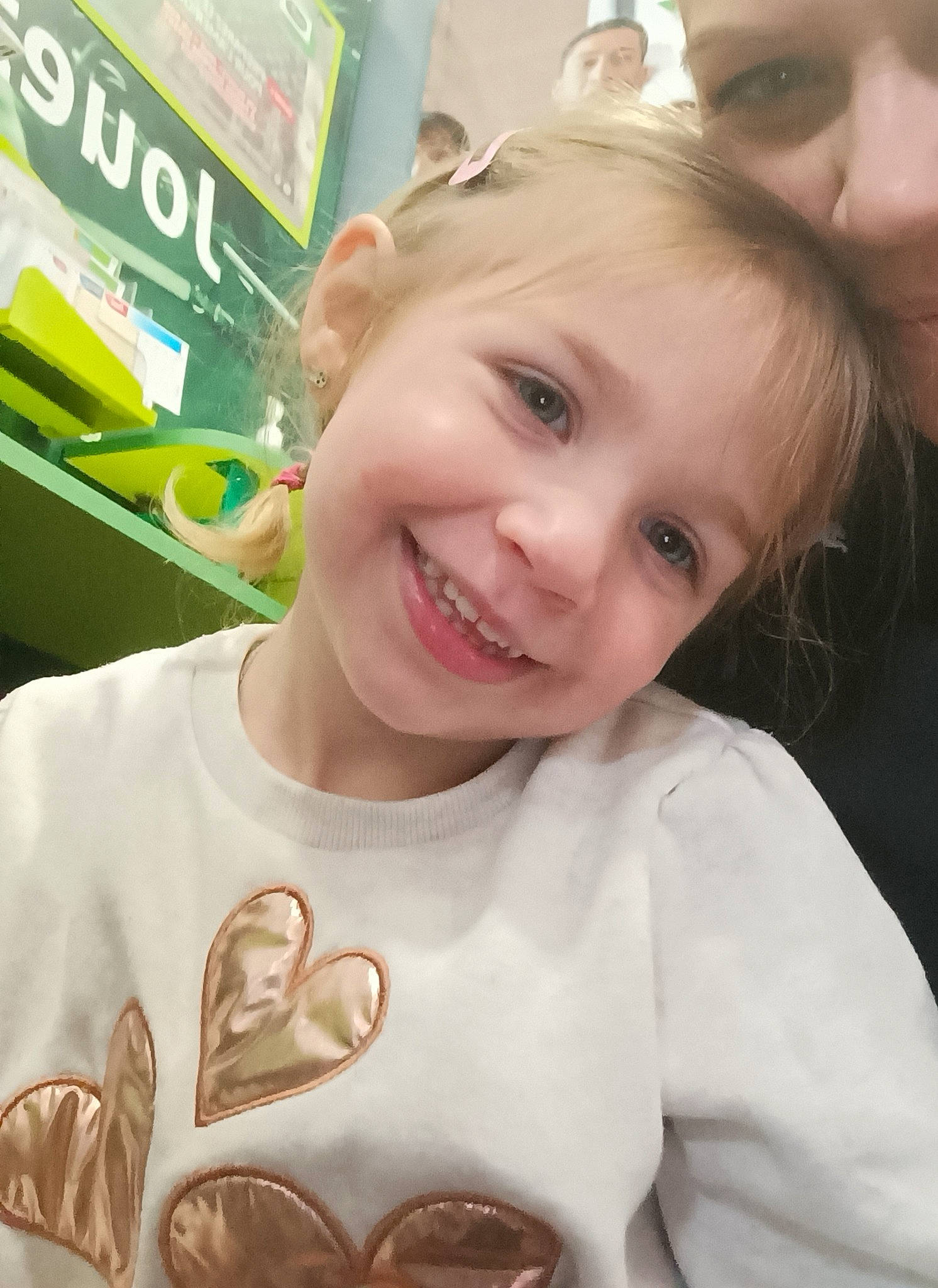 Cloé participe au concours pour gagner de l'argent avec cette photo : cheek, chin, ear, eye, face, forehead, gesture, hair, hairstyle, happy, head, human, joy, lip, mouth, neck, nose, person, product, skin