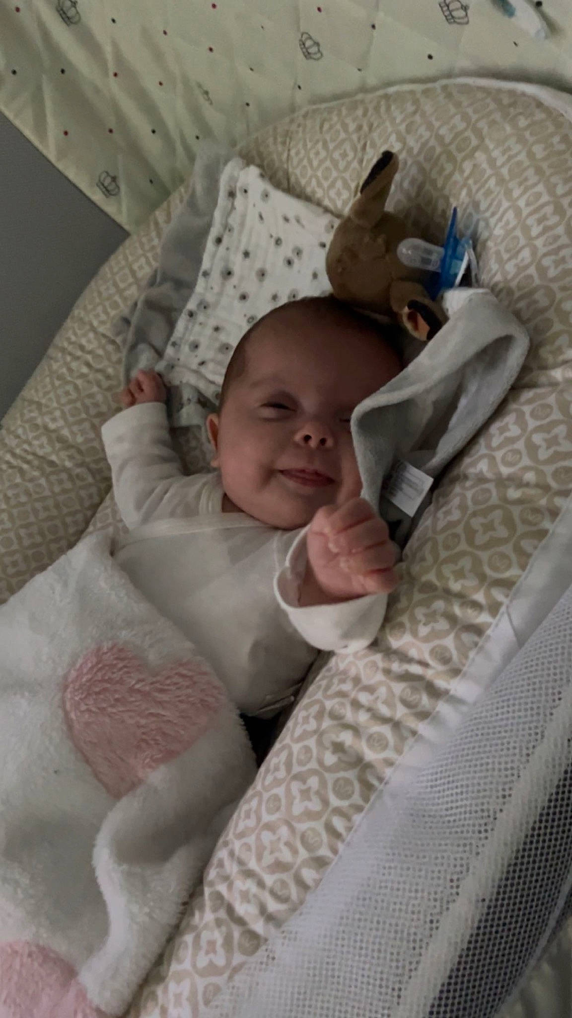 Soïyna a rejoint le concours — aidez-le/la à gagner de superbes lots ! baby, baby_products, baby_safety, baby_sleeping, baby_toddler_clothing, bedding, child, comfort, eye, face, human_body, infant_bed, linens, pattern, person, sitting, sleeve, smile, textile, thumb