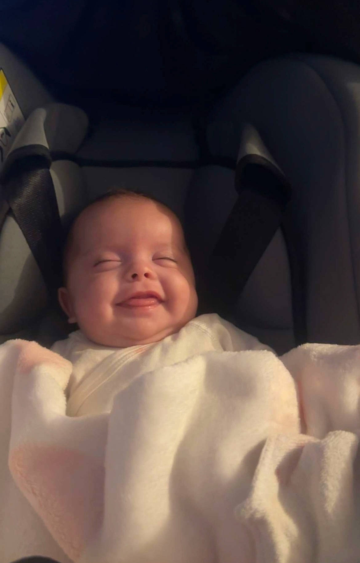 Soïyna participe au concours pour gagner de l'argent avec cette photo : auto_part, automotive_design, baby, car_seat, cheek, child, comfort, eyebrow, finger, head, linens, lip, mammal, mouth, nose, person, personal_luxury_car, smile, thumb, toddler