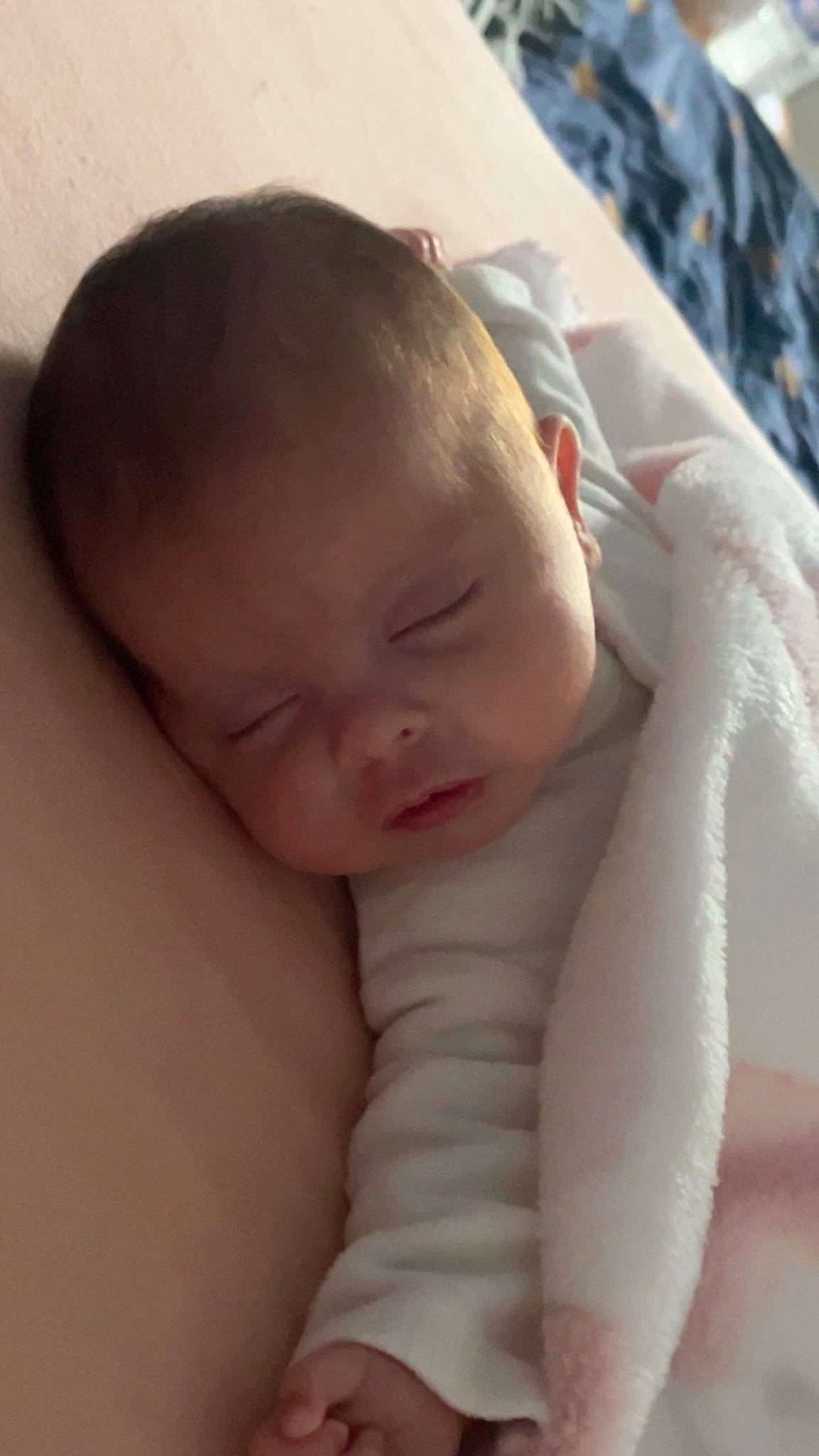 Soïyna a rejoint le concours — aidez-le/la à gagner de superbes lots ! arm, baby, baby_sleeping, baby_toddler_clothing, bedtime, cheek, child, comfort, eye, eyebrow, face, human_body, iris, linens, lip, nose, person, skin, textile, thumb