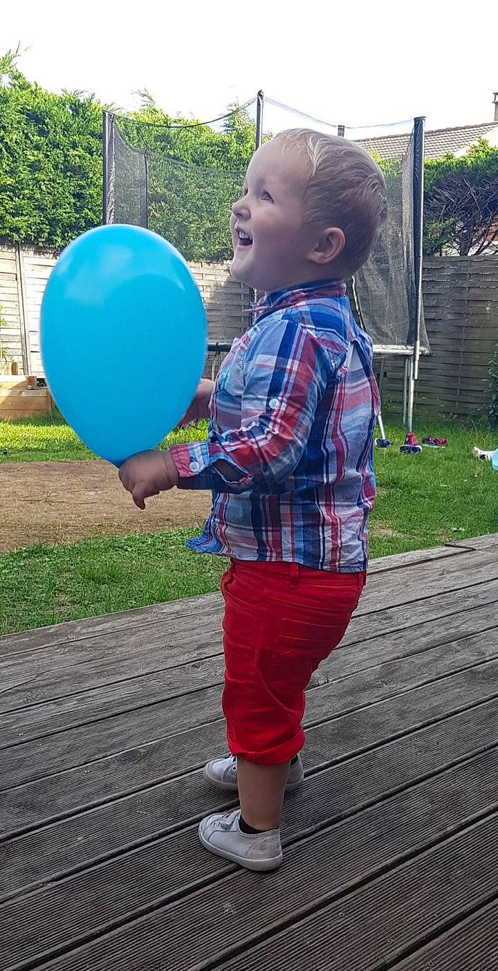 Kéllyan a rejoint le concours — aidez-le/la à gagner de superbes lots ! ball, balloon, child, fun, leisure, party_supply, person, play, toddler