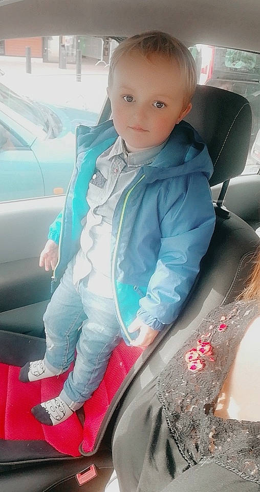 Kéllyan a rejoint le concours — aidez-le/la à gagner de superbes lots ! auto_part, automotive_window_part, car_seat, child, family_car, glass, outerwear, person, sitting, skin, toddler, vehicle_door, windshield