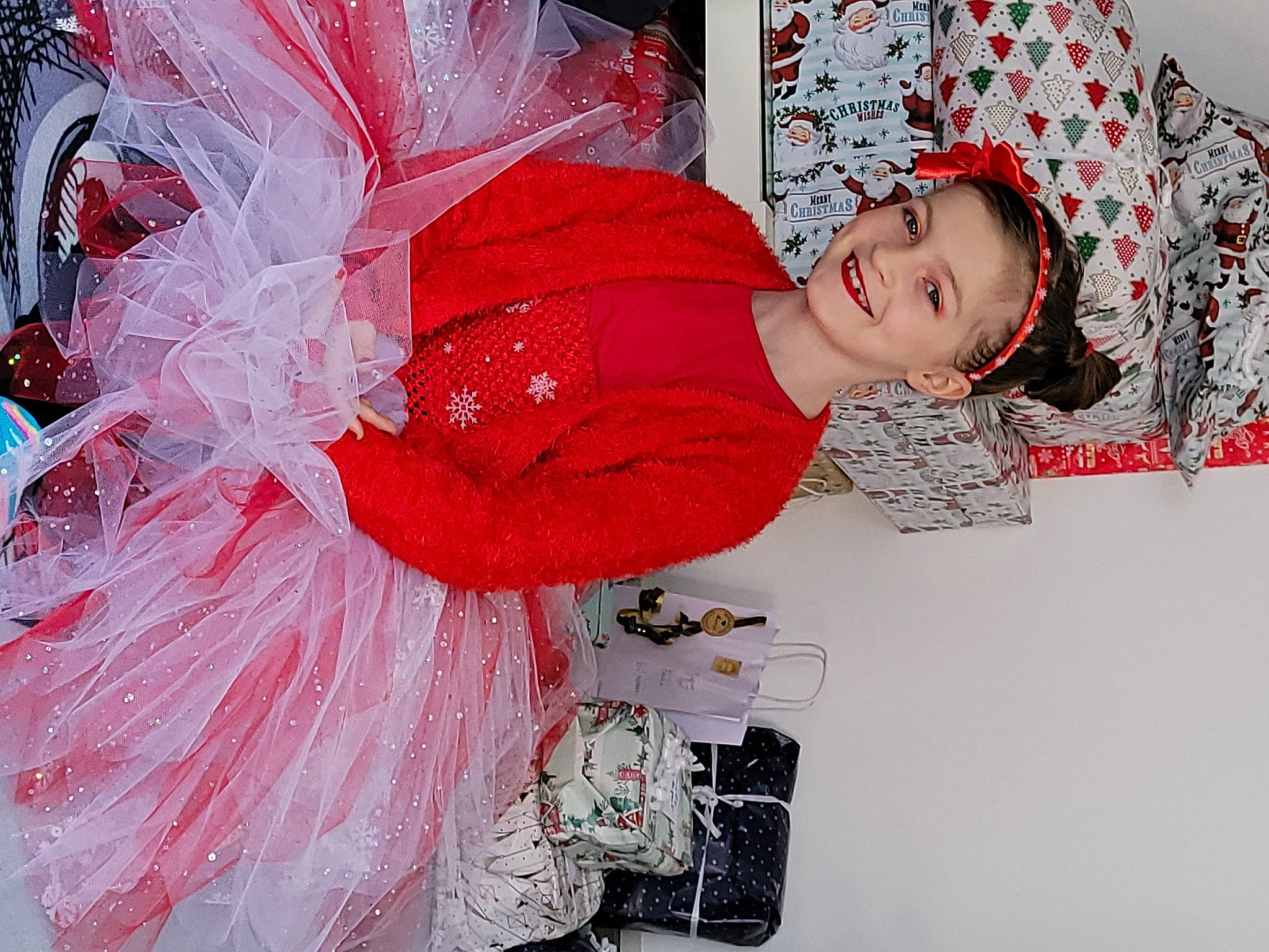 Juliana a rejoint le concours — aidez-le/la à gagner de superbes lots ! embellishment, event, fashion, fashion_accessory, fashion_design, flesh, fur, happy, headgear, headpiece, joy, magenta, pattern, peach, person, pink, sleeve, visual_arts, winter