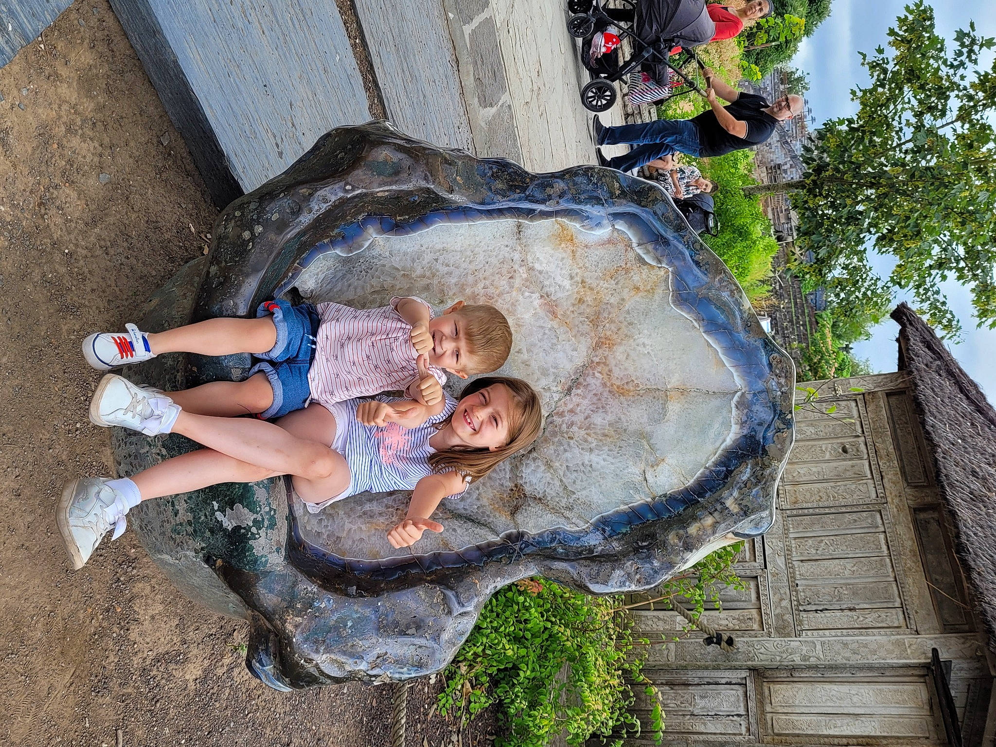 Juliana participe au concours pour gagner de l'argent avec cette photo : concrete, foot, fun, grass, human_leg, joy, leisure, person, plant, recreation, rock, sandal, shorts, sky, thigh, toddler, tourism, tree, vacation, wood
