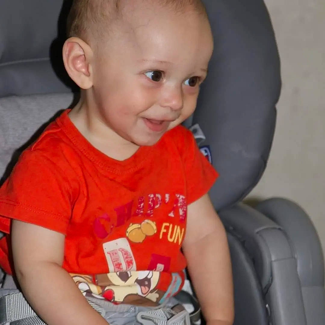 Eyden a rejoint le concours — aidez-le/la à gagner de superbes lots ! arm, baby_toddler_clothing, cheek, chin, face, finger, happy, human_body, iris, joy, lip, mouth, muscle, neck, nose, person, shoulder, skin, sleeve, smile