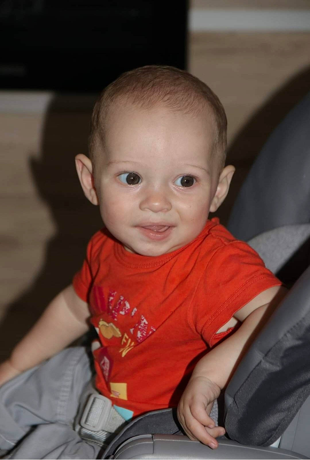 Eyden participe au concours pour gagner de l'argent avec cette photo : baby, baby_toddler_clothing, chair, cheek, chin, comfort, facial_expression, finger, flash_photography, fun, hairstyle, iris, lap, leg, mammal, nose, person, skin, smile, standing