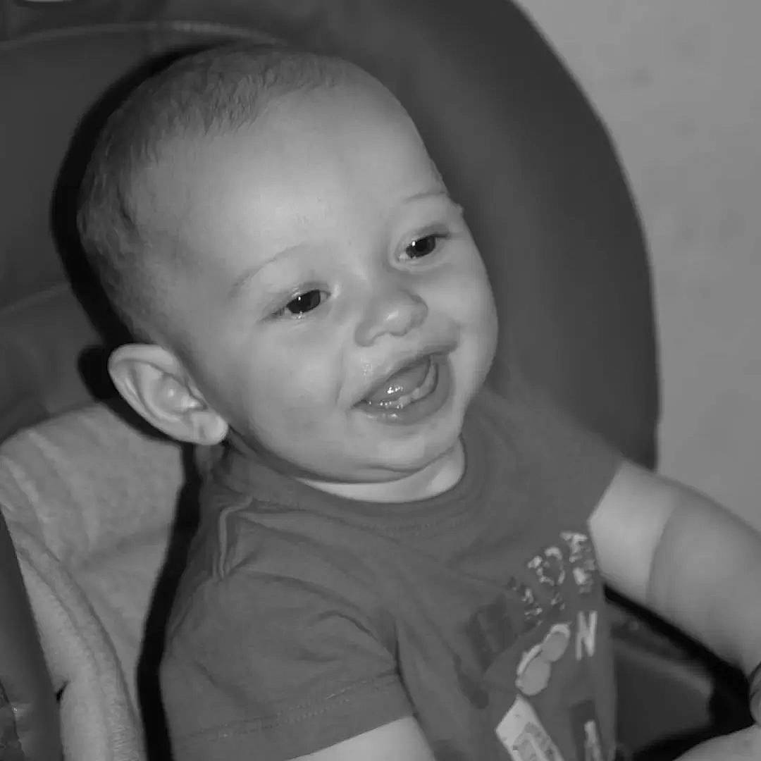 Eyden participe au concours pour gagner de l'argent avec cette photo : baby, black, cheek, chin, ear, eye, eyebrow, flash_photography, happy, human_body, jaw, lip, mouth, neck, nose, organ, person, skin, sleeve, smile