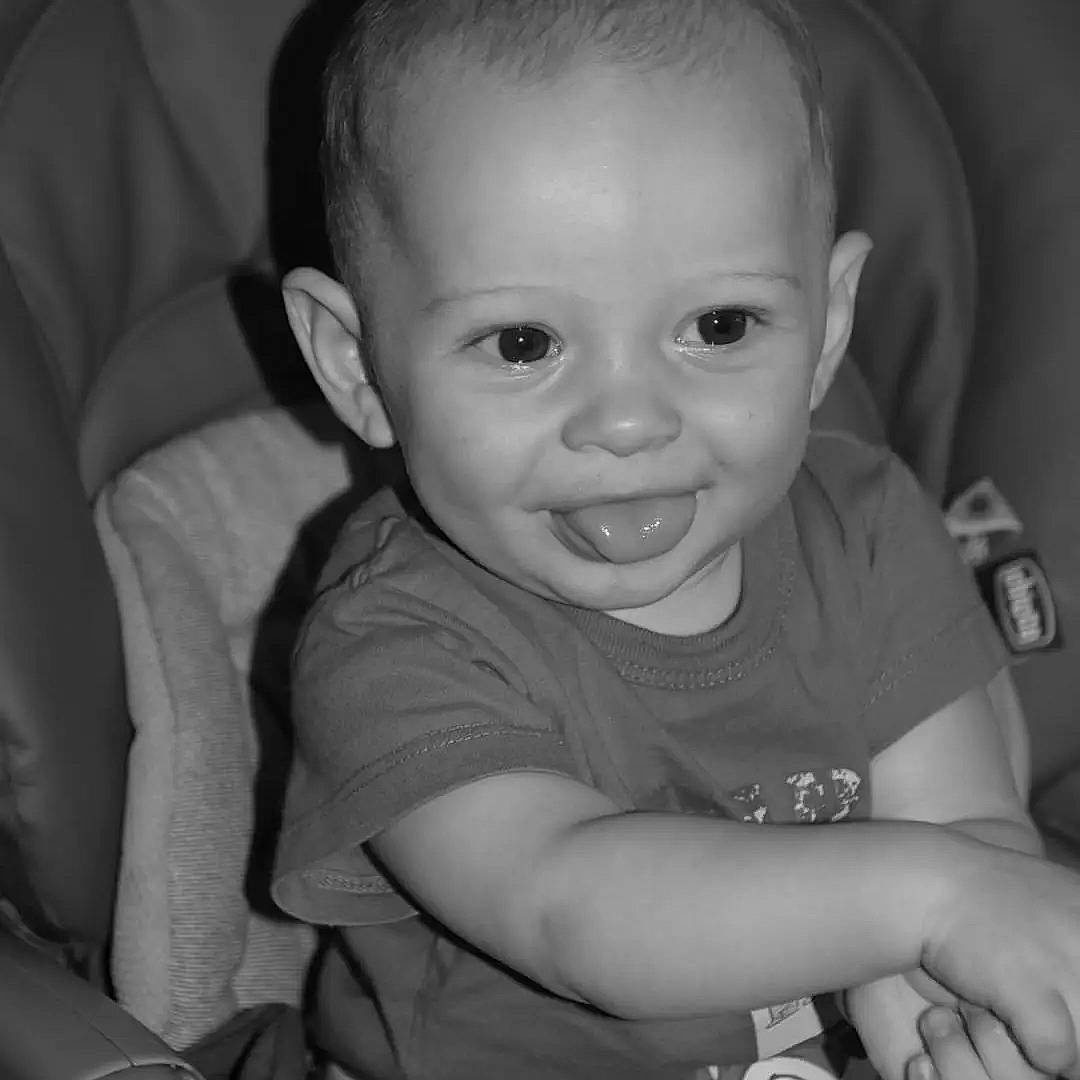 Eyden participe au concours pour gagner de l'argent avec cette photo : arm, baby, black_and_white, cheek, chin, eye, eyebrow, face, flash_photography, hairstyle, head, human, human_body, iris, mouth, nose, person, skin, sleeve, smile