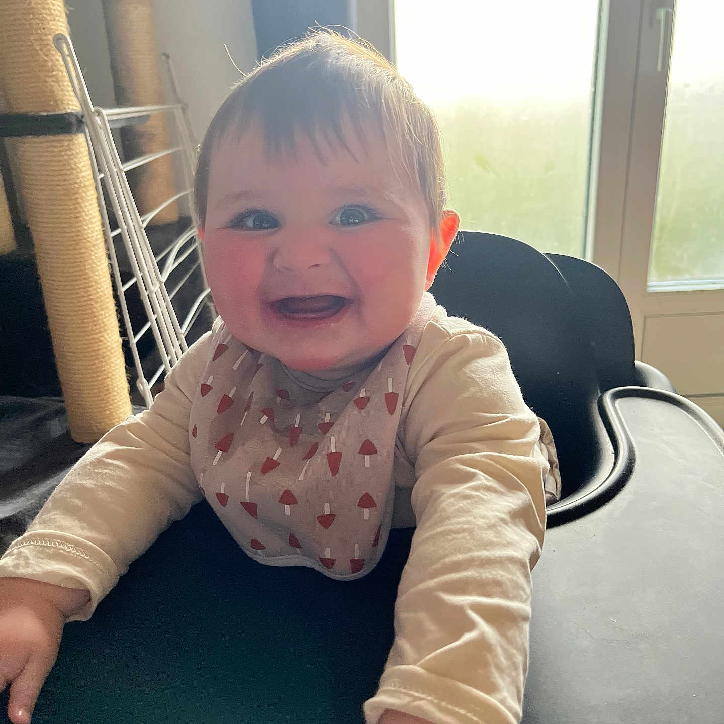 Télia participe au concours pour gagner de l'argent avec cette photo : accessories, baby, babylaughing, blonde, chair, clothing, face, furniture, hair, happy, head, jewelry, laughing, person, photography, portrait, sitting, smile, t_shirt, window