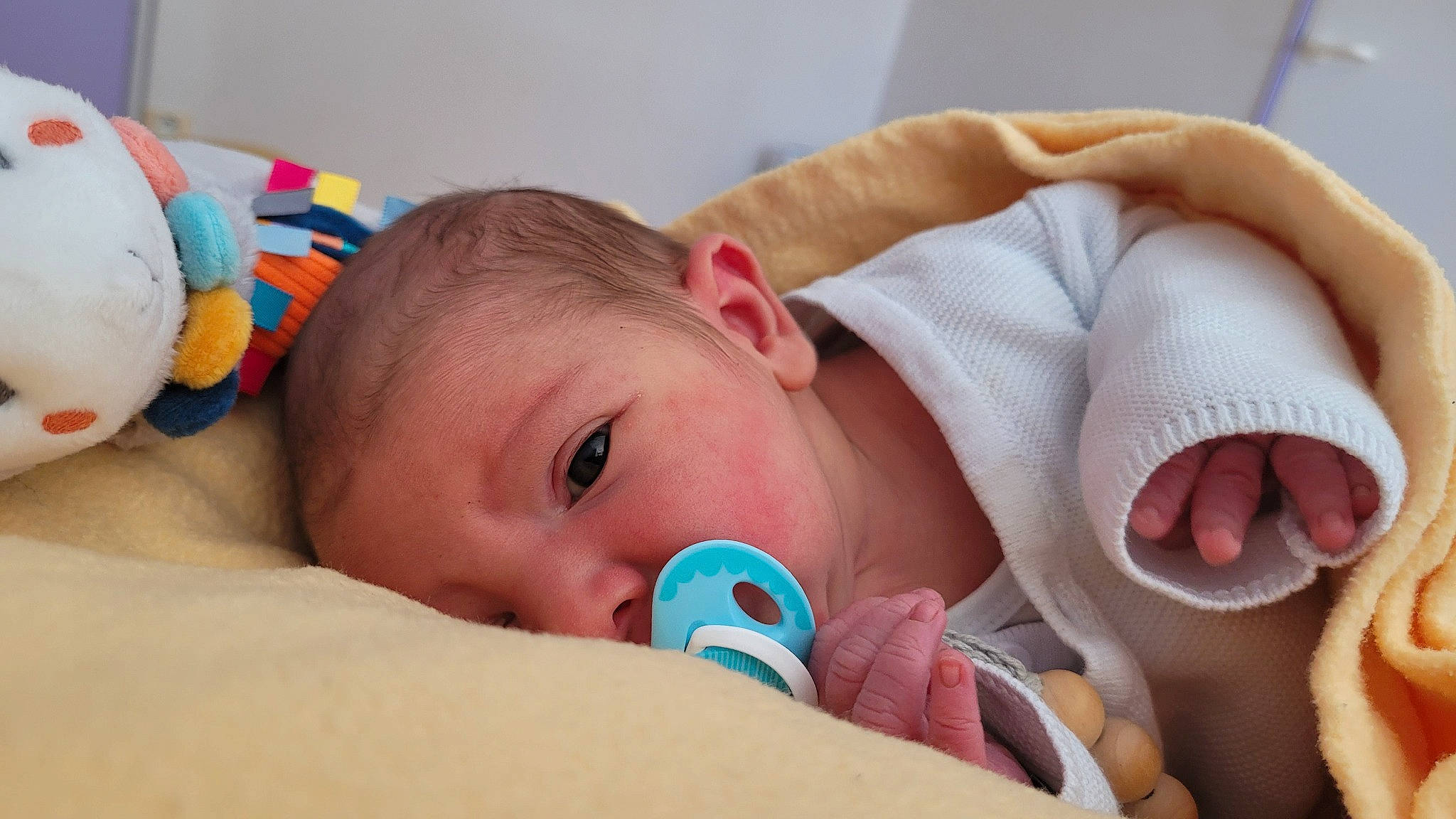 Ayliaz a rejoint le concours — aidez-le/la à gagner de superbes lots ! baby, baby_products, baby_safety, baby_sleeping, baby_toddler_clothing, bedtime, cheek, child, chin, comfort, eye, face, iris, linens, lip, mouth, nose, person, skin, textile