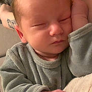 Léandre participe au concours pour gagner de l'argent avec cette photo : arm, baby, blanket, closeup, cozy, face, family, hand, indoor, infant, newborn, onesie, pajamas, peaceful, pillow, portrait, resting, sleeping, soft_texture, tattoo