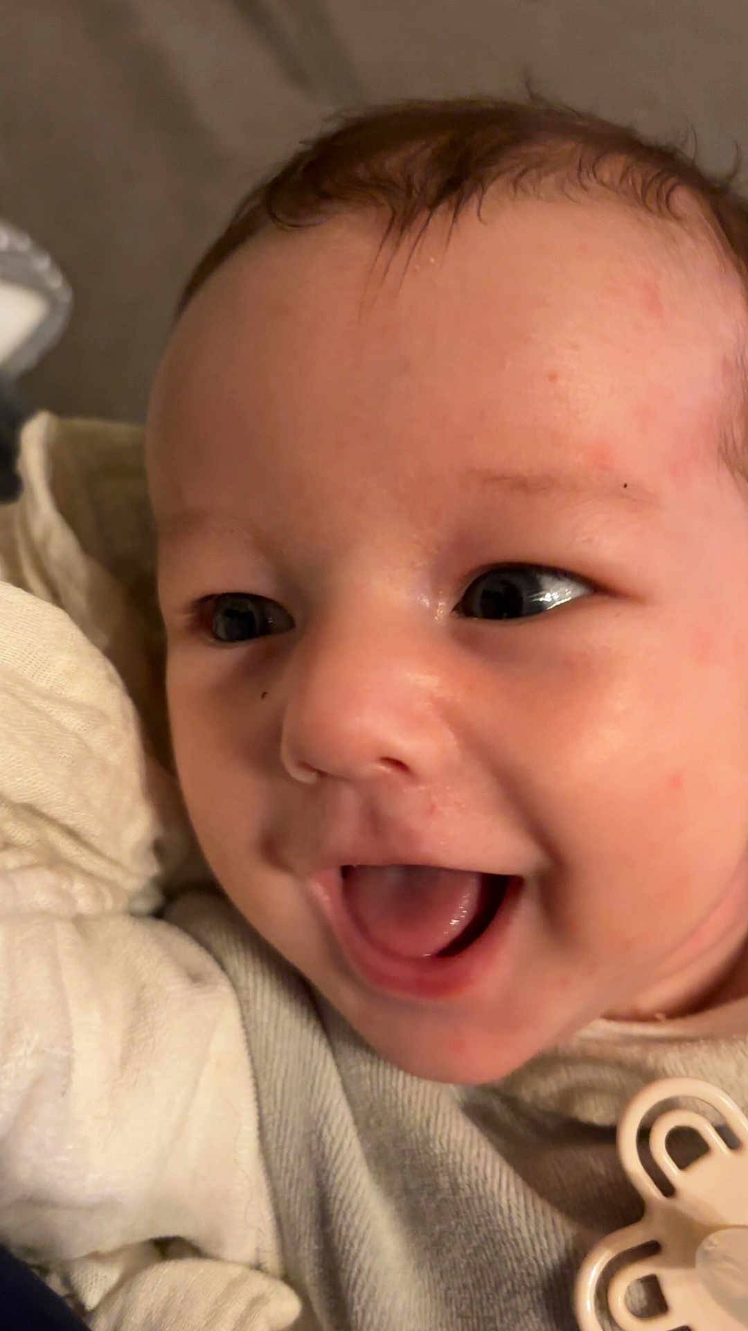 Léandre participe au concours pour gagner de l'argent avec cette photo : adorable, baby, blanket, cheek, closeup, clothing, expression, eyes, face, happy, indoor, infant, lying_down, newborn, open_mouth, pacifier, skin, smiling, swaddle, tongue
