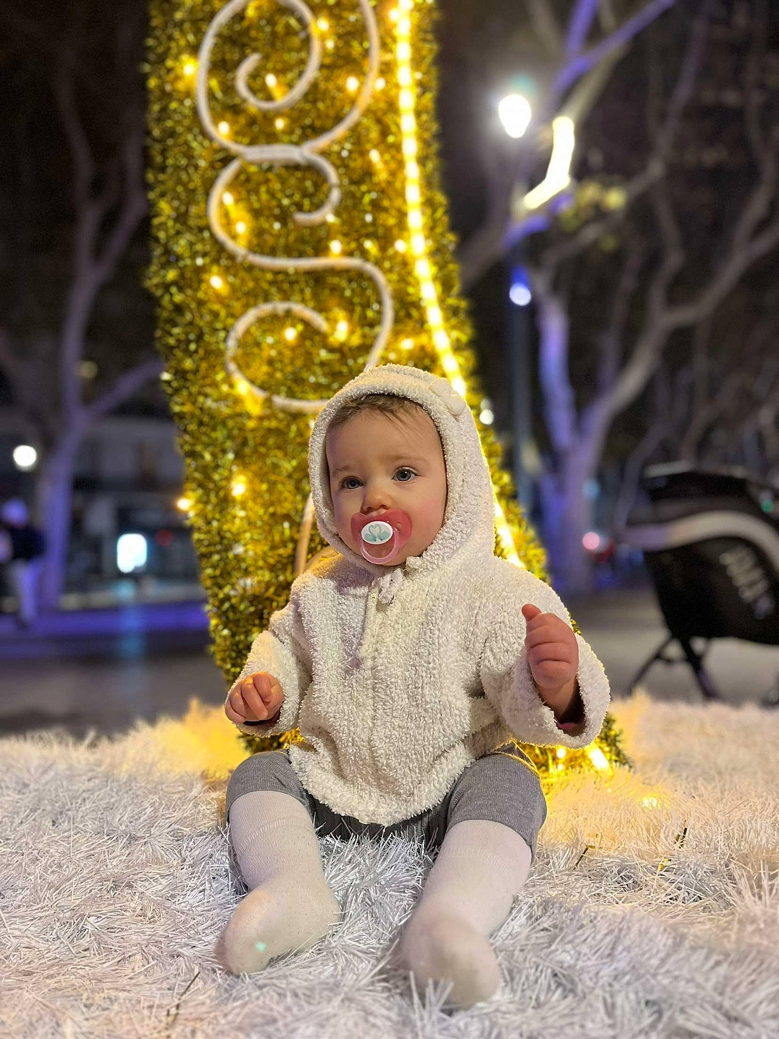 Mylia participe au concours pour gagner de l'argent avec cette photo : baby, child, christmas, christmas_decoration, doll, event, fun, grass, happy, holiday, leisure, ornament, people_in_nature, person, sitting, toddler, toy, tradition, tree, winter