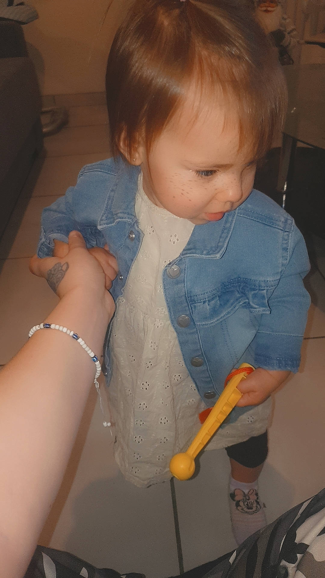 Mylia participe au concours pour gagner de l'argent avec cette photo : arm, cheek, elbow, eyelash, finger, gesture, hair, hairstyle, hand, head, human_body, joint, lip, mouth, neck, nose, organ, person, shoulder, skin