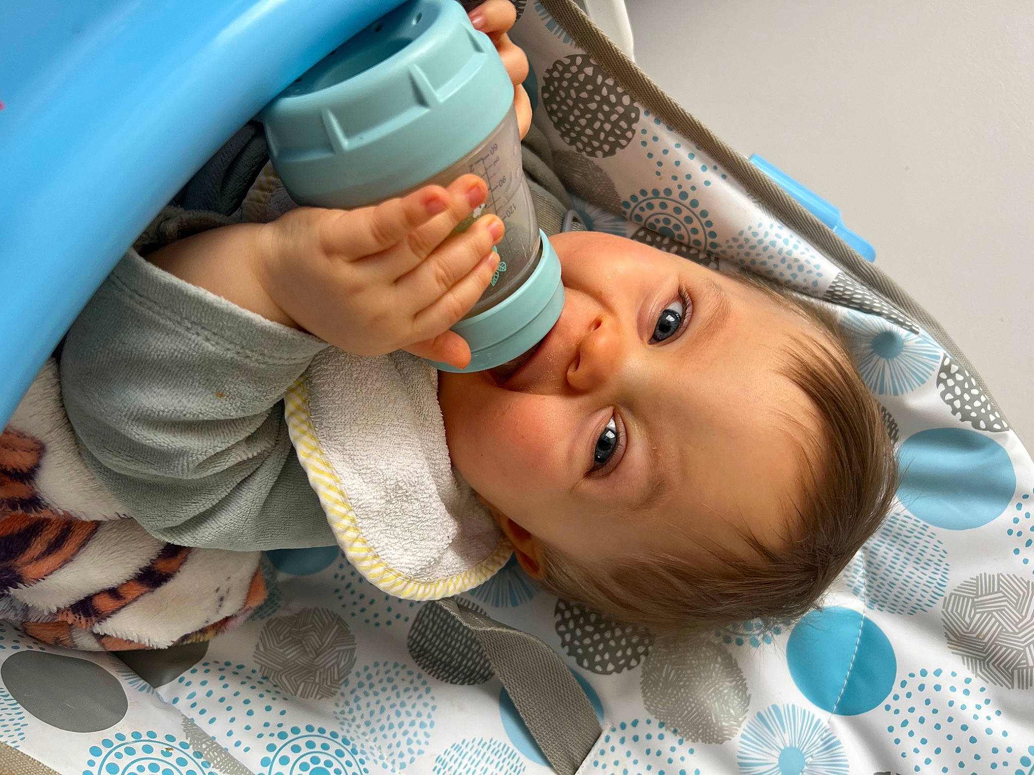 Maxime a rejoint le concours — aidez-le/la à gagner de superbes lots ! baby, blue, child, comfort, eye, eyelash, facial_expression, finger, gesture, hair, happy, head, mouth, nail, nose, person, skin, thumb, toddler, vehicle_door