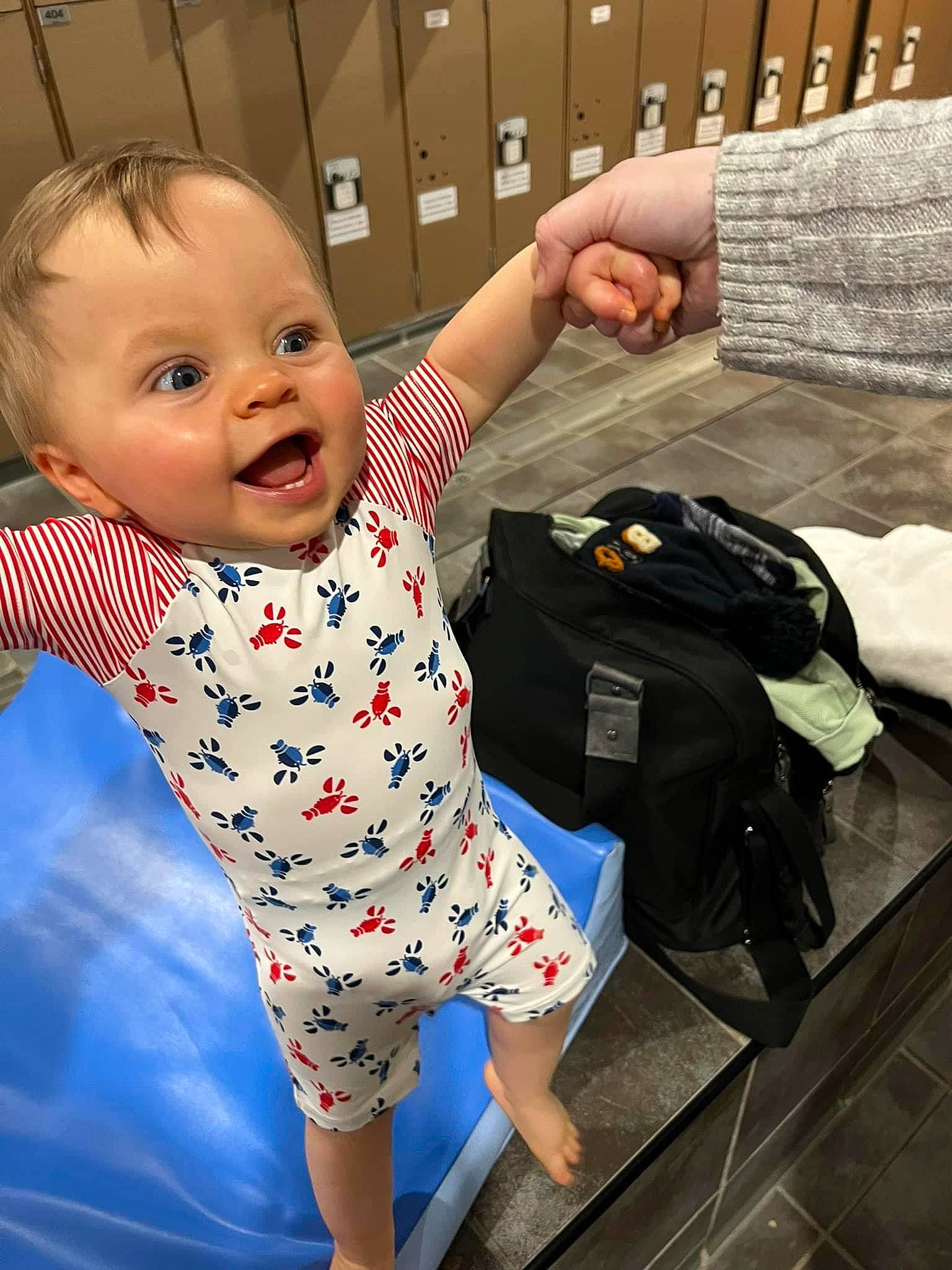 Maxime participe au concours pour gagner de l'argent avec cette photo : baby, baby_toddler_clothing, bag, child, comfort, cool, finger, gesture, happy, human_leg, joint, luggage_and_bags, person, shoulder, sleeve, smile, snapshot, t_shirt, thumb, toddler