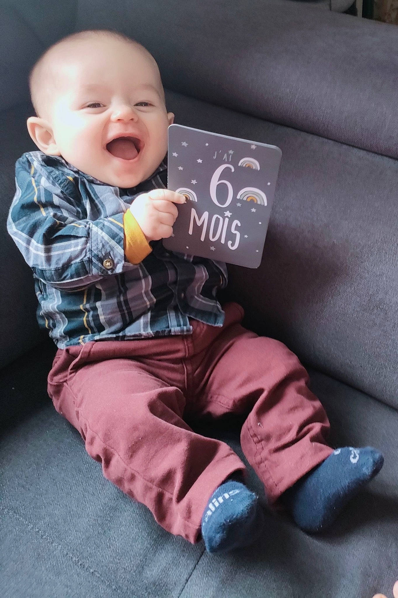 Lohan participe au concours pour gagner de l'argent avec cette photo : baby, baby_laughing, baby_products, baby_toddler_clothing, child, comfort, couch, flash_photography, happy, lap, linens, magenta, person, pink, purple, sitting, sleeve, smile, t_shirt, textile