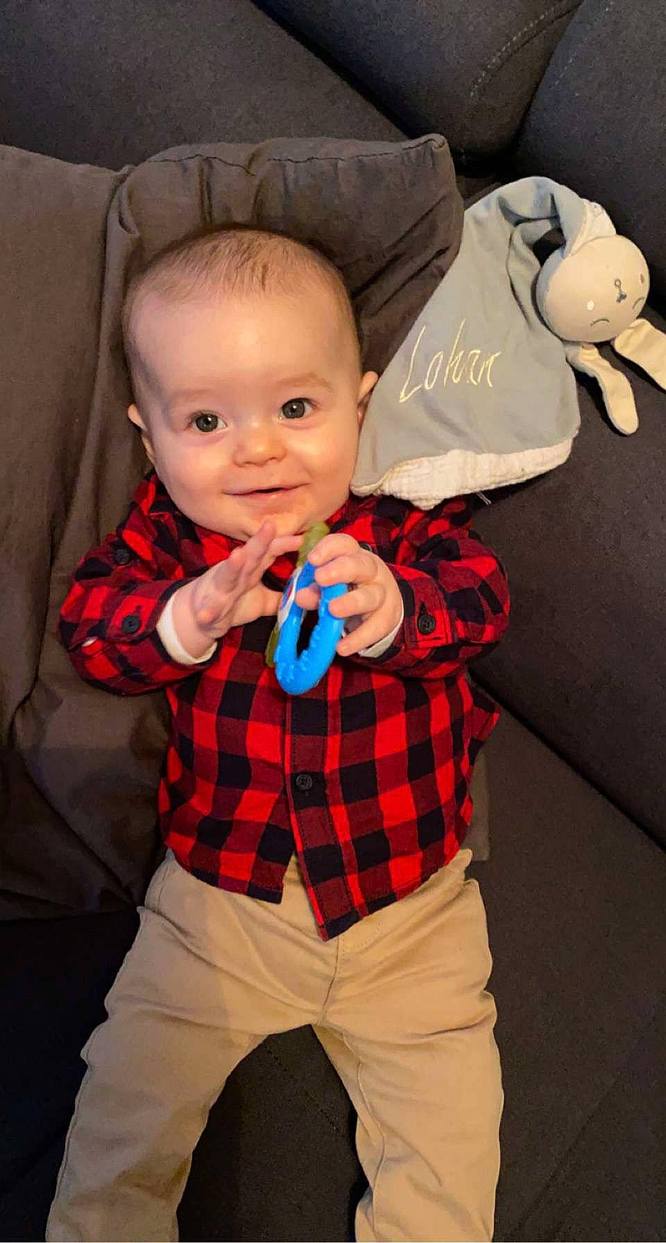 Lohan participe au concours pour gagner de l'argent avec cette photo : arm, baby, baby_toddler_clothing, child, cool, eye, face, finger, fun, gesture, hand, happy, mammal, person, pink, plaid, sleeve, smile, tartan, textile