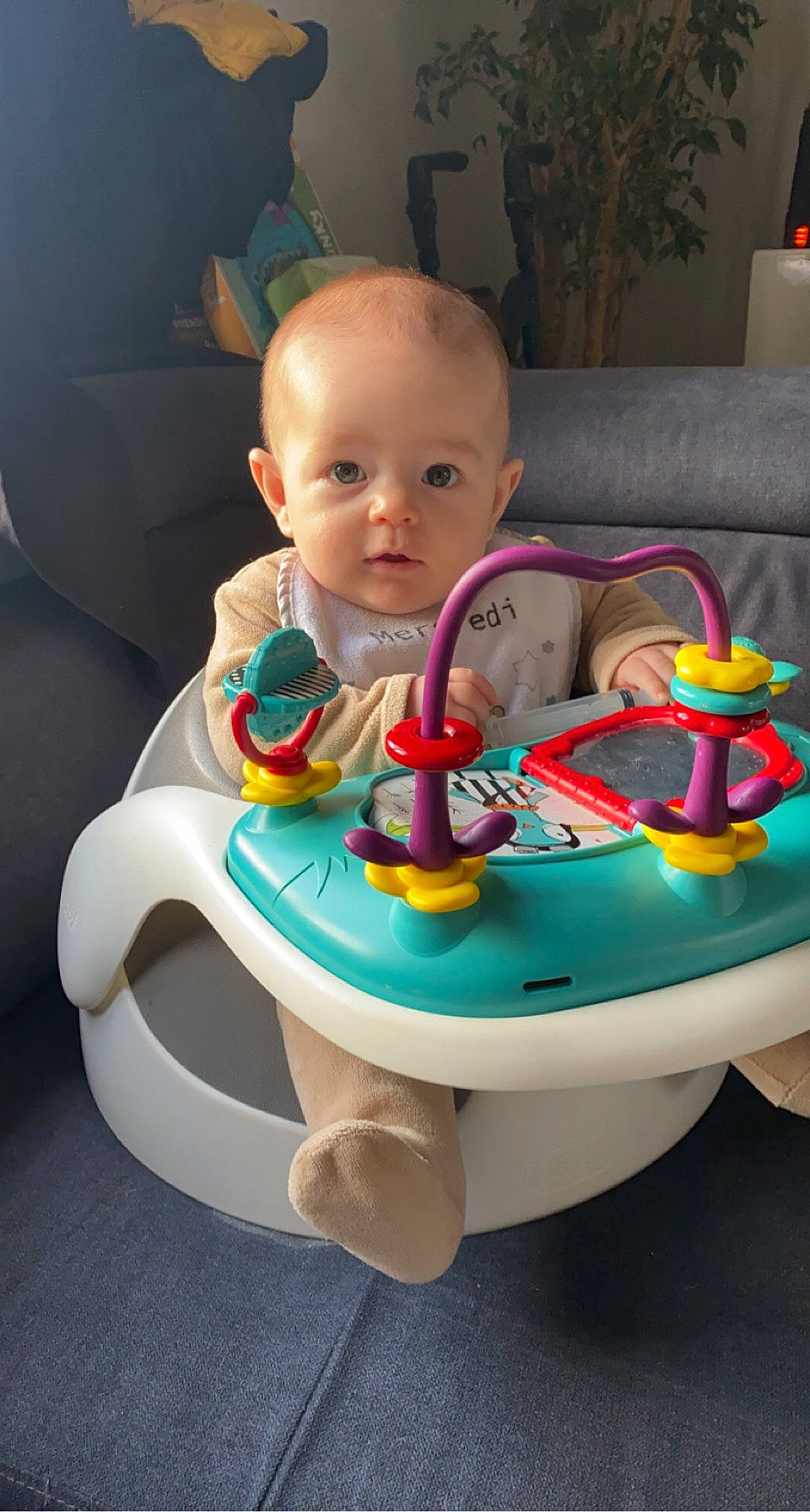 Lohan a rejoint le concours — aidez-le/la à gagner de superbes lots ! baby, baby_playing_with_toys, baby_products, baby_toddler_clothing, baby_toys, chair, child, circle, comfort, couch, fun, person, picture_frame, plastic, play, product, riding_toy, room, sitting, toddler