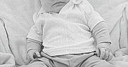Clayton a rejoint le concours — aidez-le/la à gagner de superbes lots ! baby, child, infant, cap, shirt, pants, sneakers, footwear, blanket, seated, portrait, monochrome, black_and_white, cute, fashion, serious_expression, indoor, soft_texture, comfortable, young
