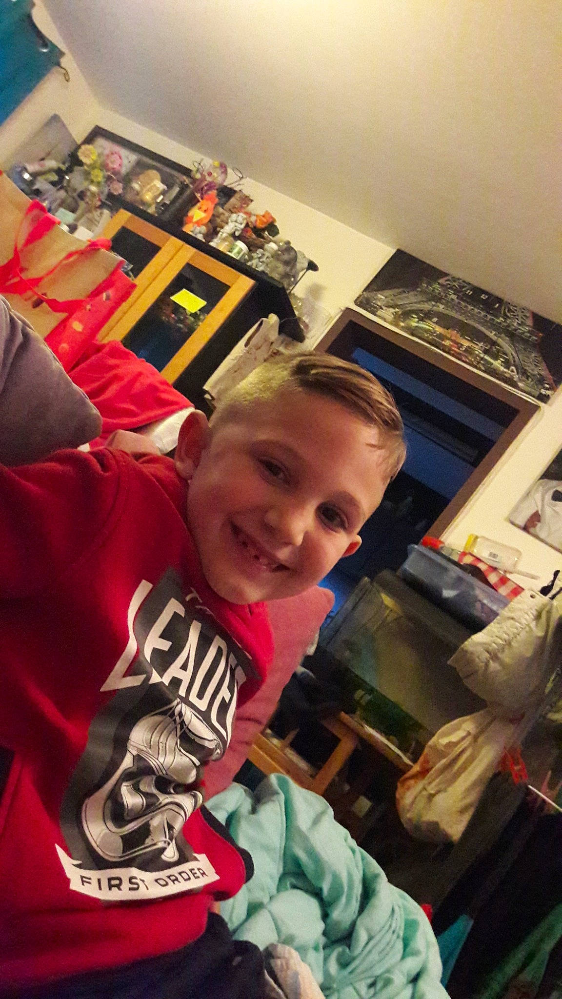 Alejandro a rejoint le concours — aidez-le/la à gagner de superbes lots ! arm, cool, fun, joy, person, product, selfie