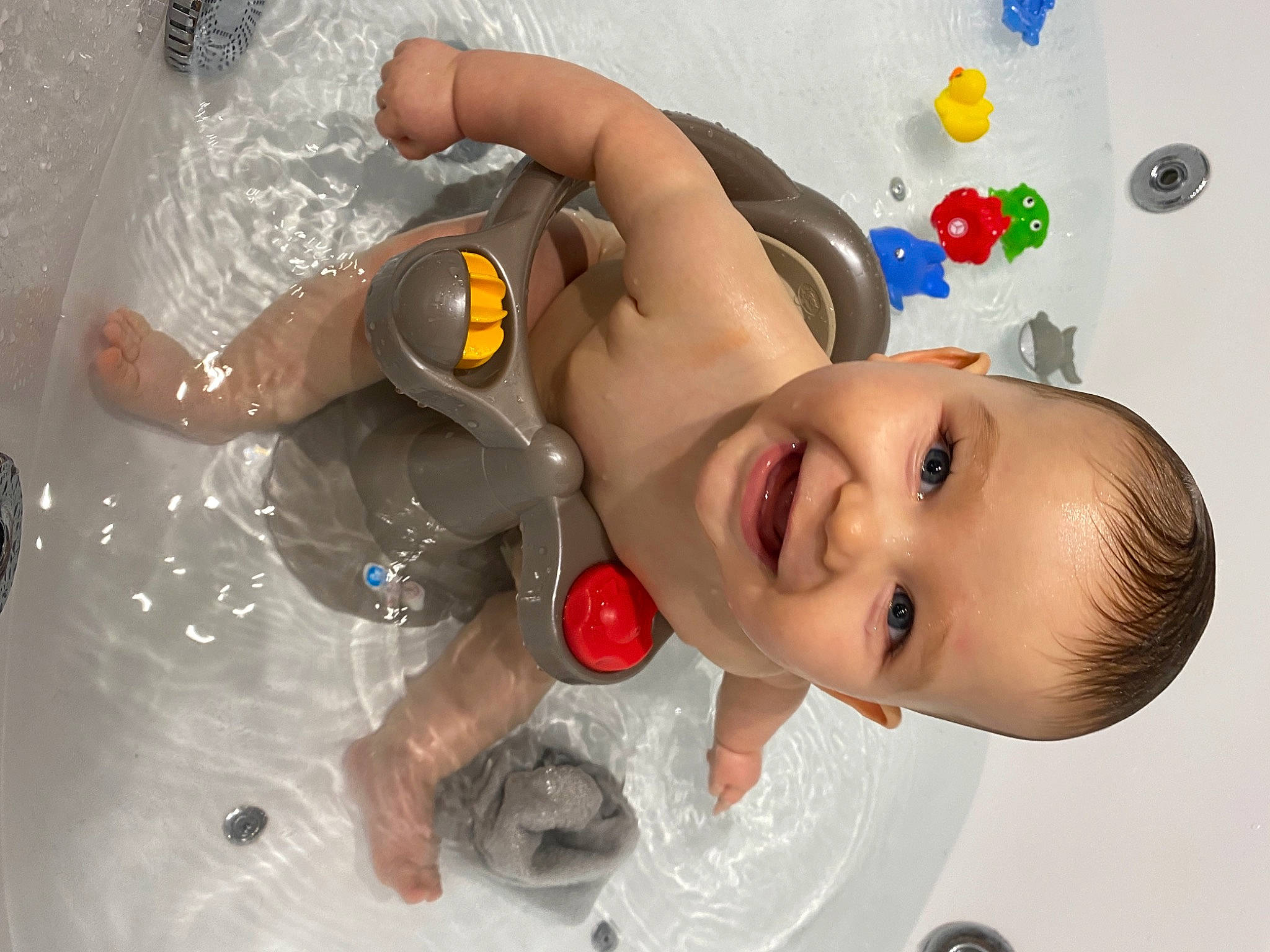 Maxence participe au concours pour gagner de l'argent avec cette photo : baby, baby_bathing, baby_grabbing_for_something, baby_laughing, baby_products, baby_toddler_clothing, baby_toys, bath_toy, bathing, child, fluid, foam, fun, hand, joy, liquid, person, plastic, play, product
