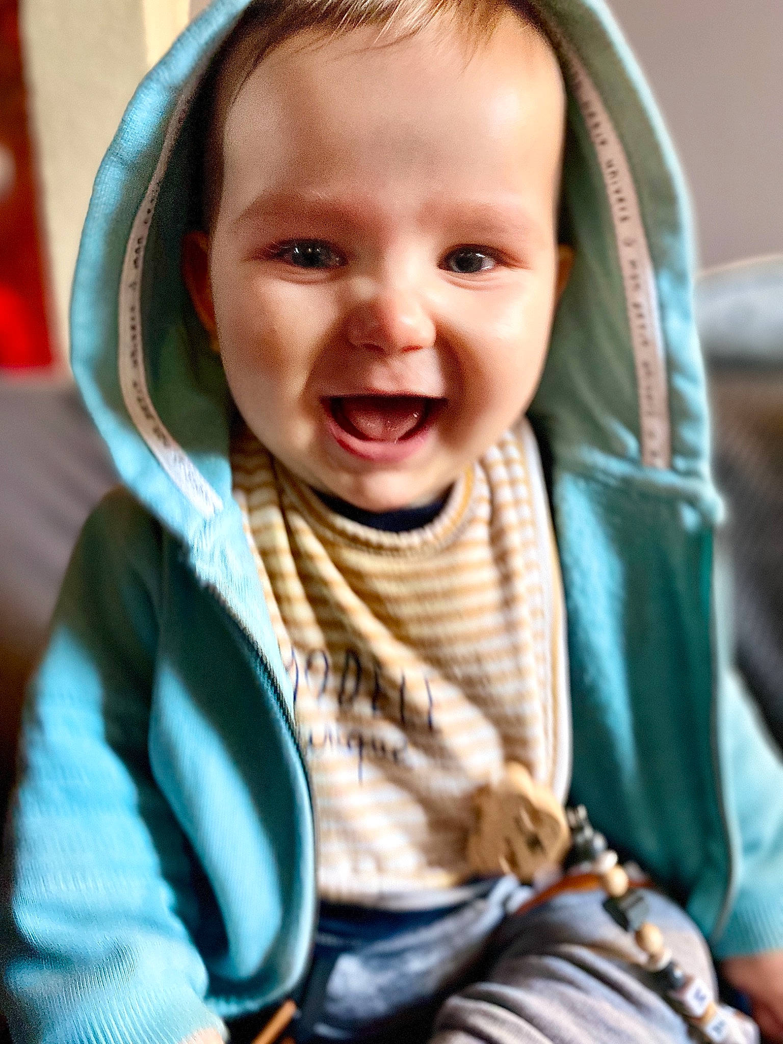 Maxence a rejoint le concours — aidez-le/la à gagner de superbes lots ! baby, baby_laughing, baby_toddler_clothing, cheek, child, comfort, eye, eyebrow, happy, hood, iris, laugh, person, pleased, portrait, sitting, skin, toddler, tongue, tooth