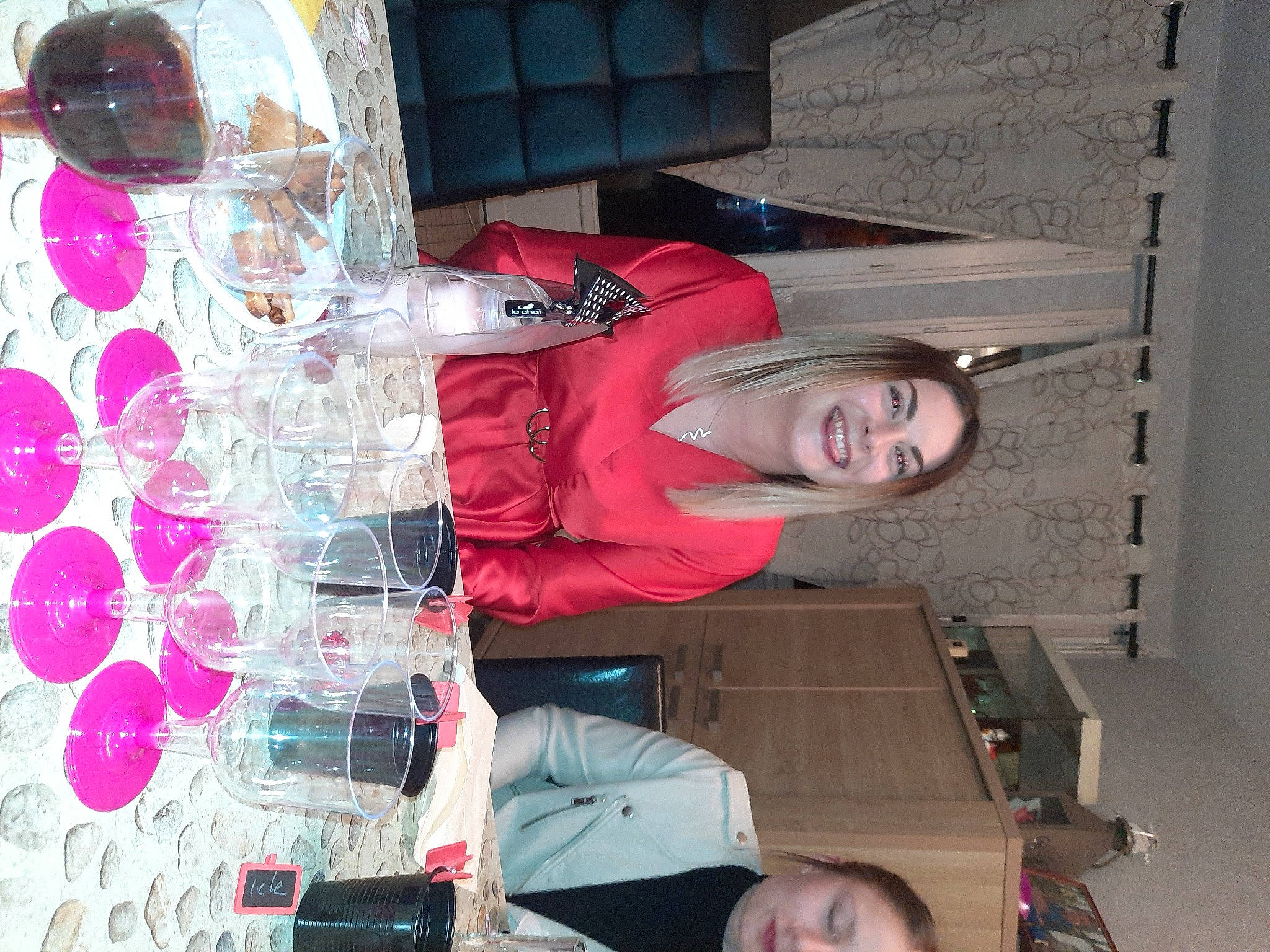 Lola participe au concours pour gagner de l'argent avec cette photo : barware, bottle, champagne_stemware, chin, cool, drinkware, eye, face, glass, head, joy, mammal, mouth, nose, party_supply, person, pink, sphere, stemware, transparent_material