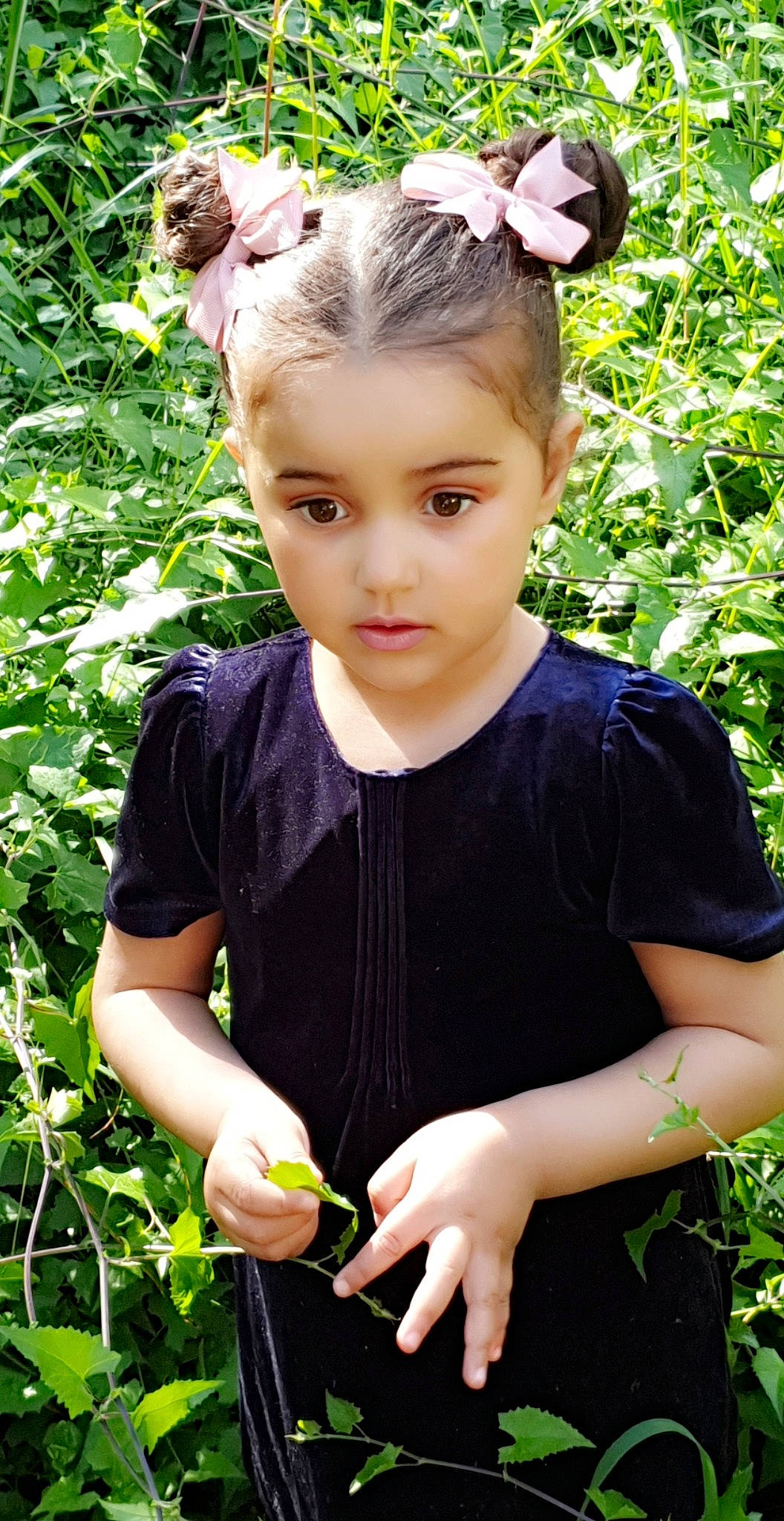 Myriam participe au concours pour gagner de l'argent avec cette photo : blond, botany, brown_hair, butterfly, child, child_model, dandelion, ear, fawn, flower, grass, hair, hair_accessory, hairstyle, headband, person, photography, plant, spring, toddler