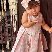 Moajer Azaleea a rejoint le concours — aidez-le/la à gagner de superbes lots ! toddler, child, girl, pink_dress, headband, bow, bracelet, door, wooden_beads, curtain, floor_tiles, expression, posing, indoor, cute, fashion, accessory, standing, person, portrait
