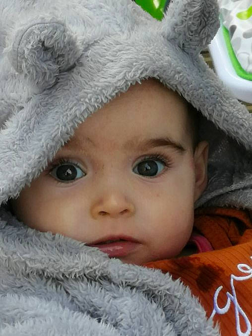 Laurana participe au concours pour gagner de l'argent avec cette photo : cap, cheek, child, close_up, eyebrow, eyelash, fur_clothing, headgear, headwear, iris, knit_cap, lip, nose, organ, outerwear, person, skin, toddler, tree, white