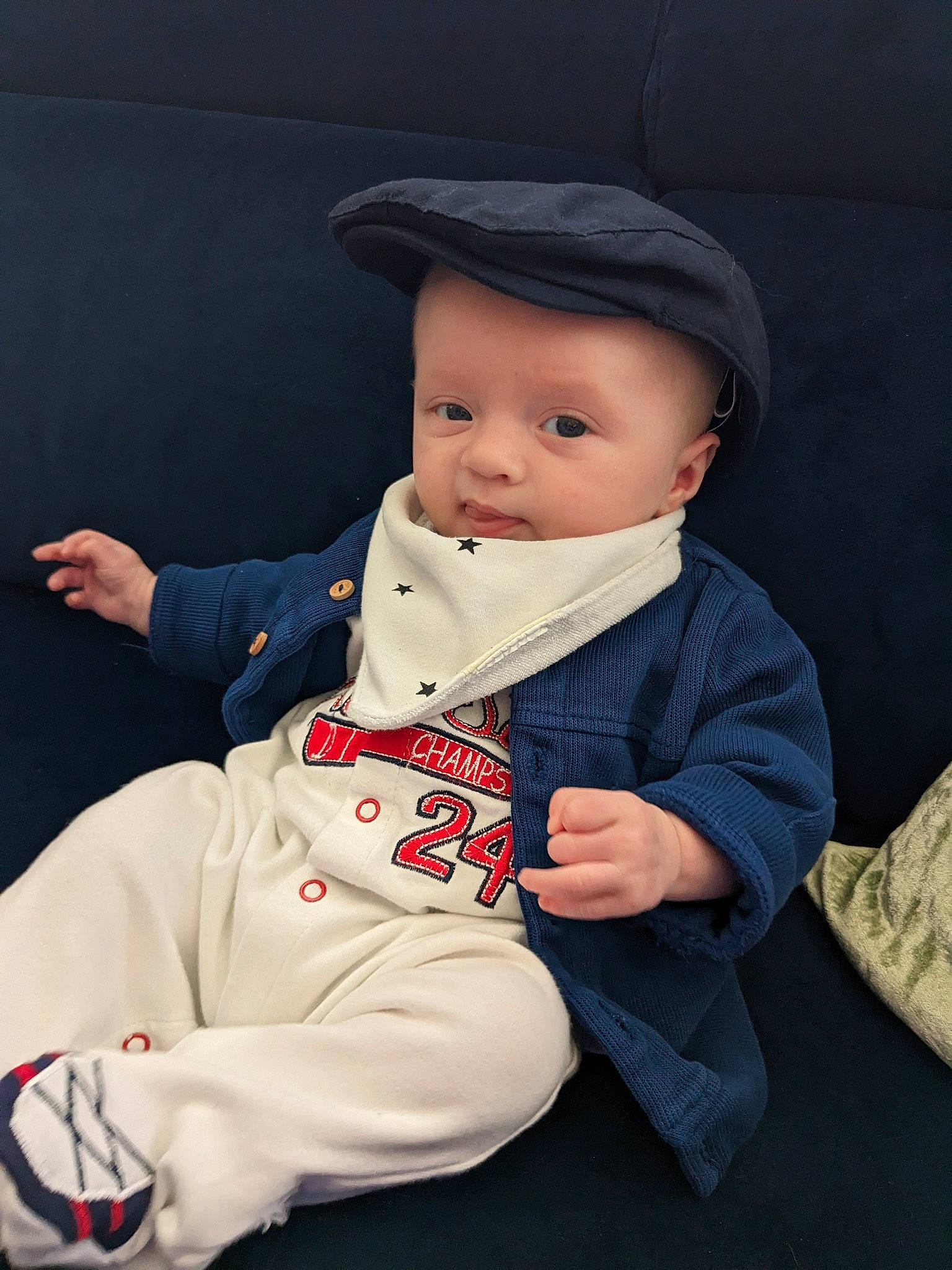 Léandro participe au concours pour gagner de l'argent avec cette photo : baby, baby_toddler_clothing, cap, carmine, cheek, child, comfort, fashion_accessory, hat, headgear, jacket, knee, lap, outerwear, person, sitting, skin, sleeve, sun_hat, toddler