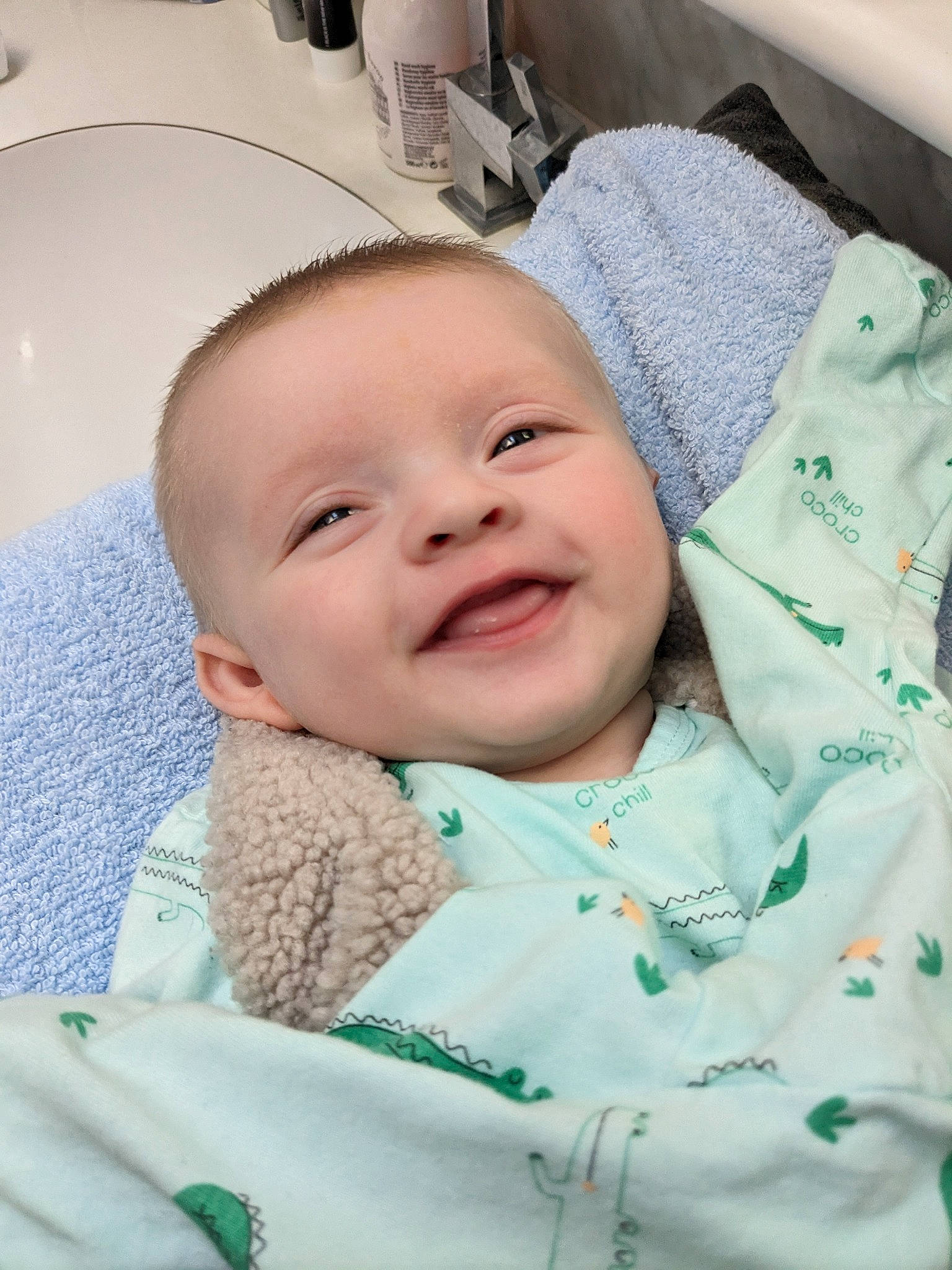 Léandro a rejoint le concours — aidez-le/la à gagner de superbes lots ! baby, baby_laughing, baby_products, baby_toddler_clothing, cheek, child, comfort, event, face, grass, green, happy, iris, joy, laugh, linens, person, room, skin, sleeve