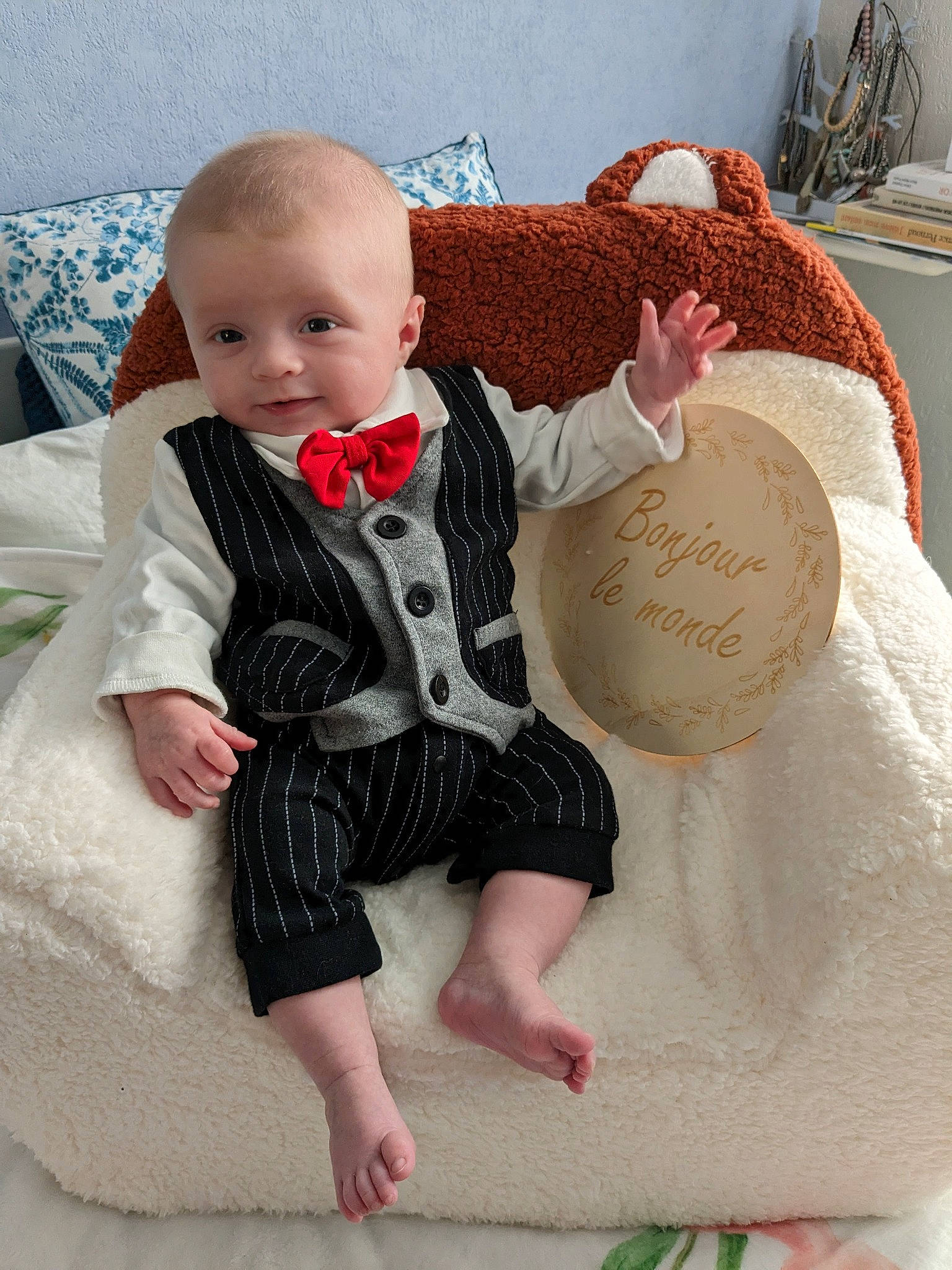 Léandro a rejoint le concours — aidez-le/la à gagner de superbes lots ! art, baby, baby_toddler_clothing, child, comfort, dress, finger, hand, happy, human_body, leg, linens, pattern, person, pink, sitting, skin, sleeve, sock, textile