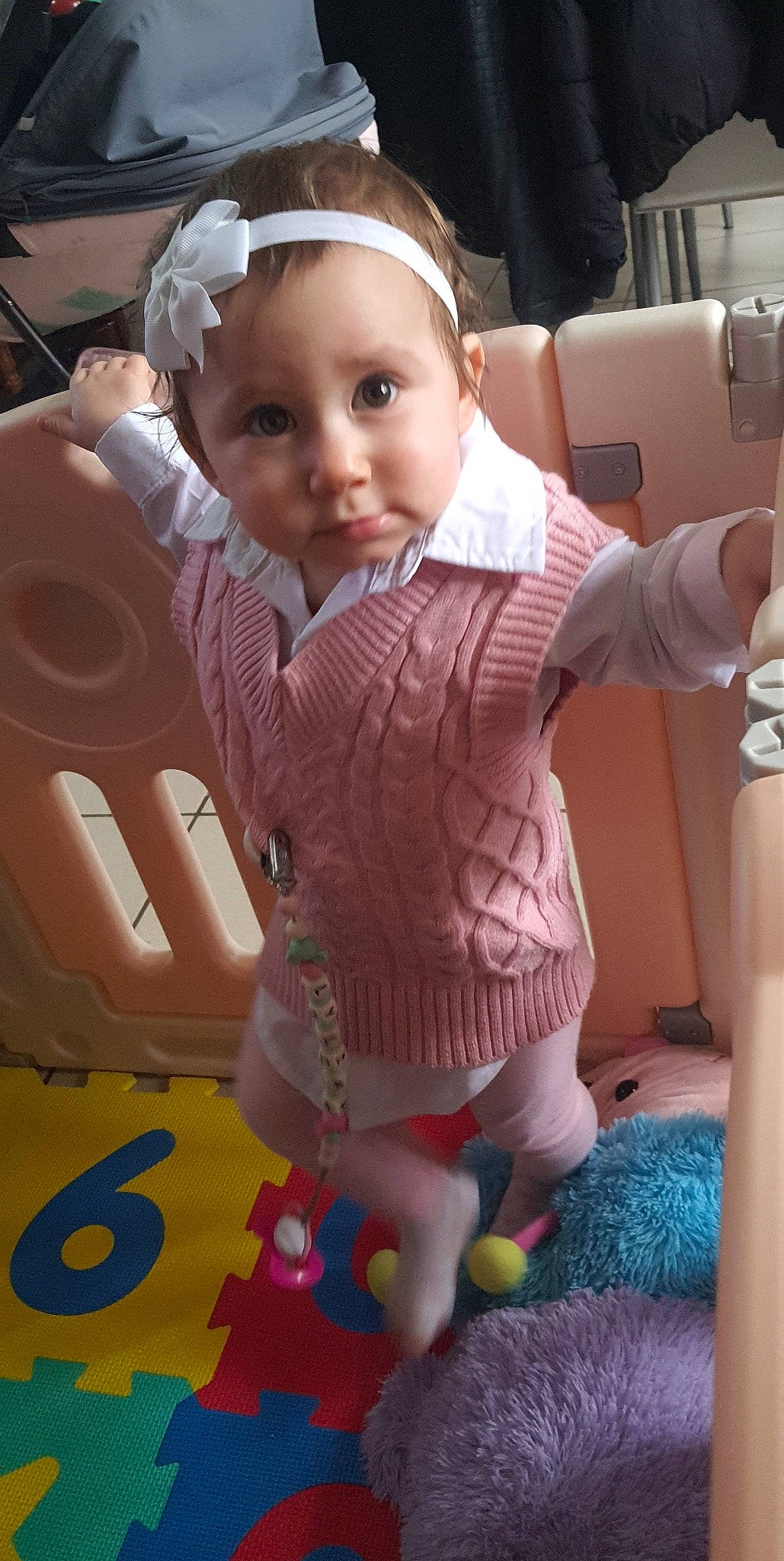 Lyliah a rejoint le concours — aidez-le/la à gagner de superbes lots ! baby, baby_products, baby_toddler_clothing, cheek, child, event, fashion_accessory, finger, fun, happy, magenta, organ, pattern, person, pink, play, product, sitting, skin, toddler