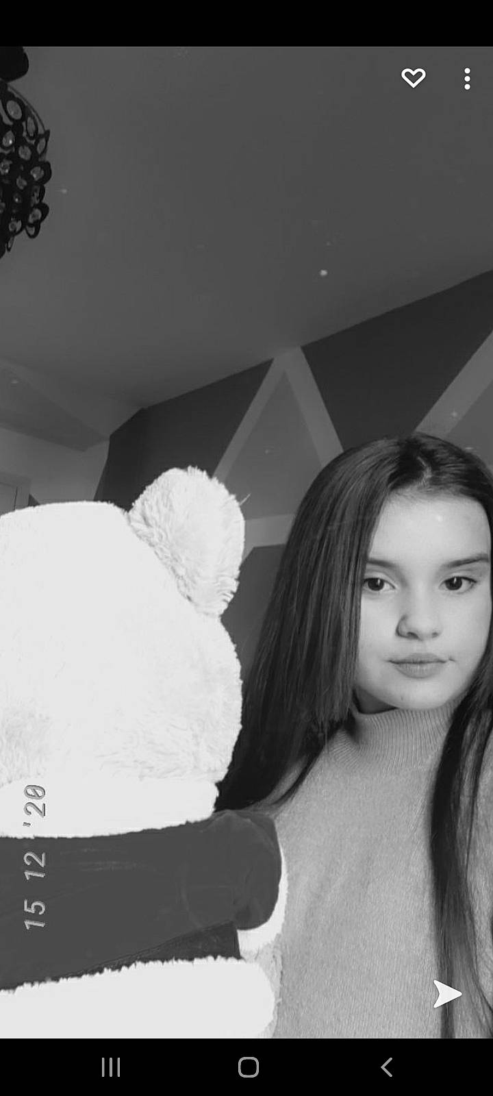 Shannaelle a rejoint le concours — aidez-le/la à gagner de superbes lots ! black, black_and_white, eyebrow, eyelash, gesture, layered_hair, lip, long_hair, monochrome, monochrome_photography, person, portrait, portrait_photography, step_cutting, style, white