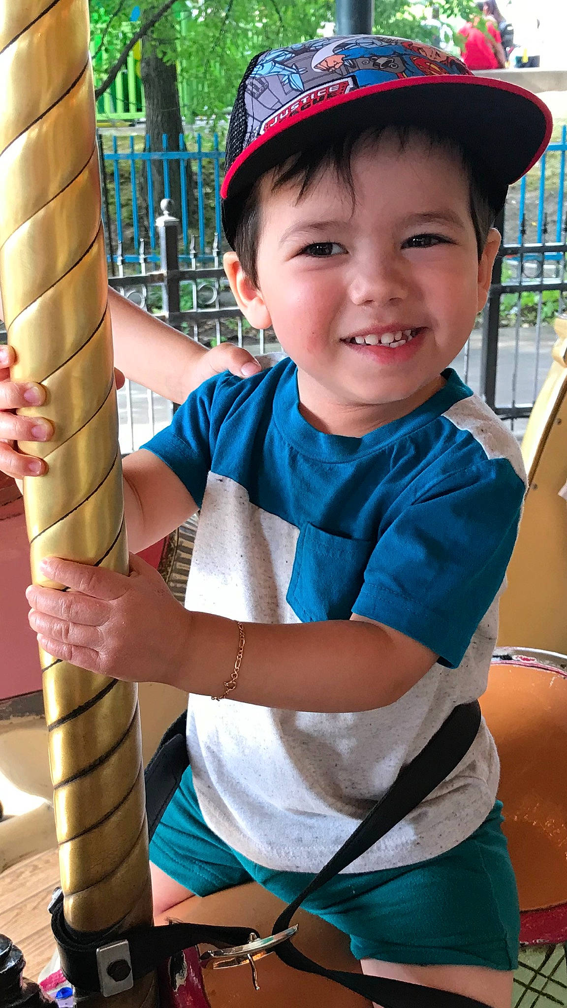 Mikael participe au concours pour gagner de l'argent avec cette photo : baby_toddler_clothing, baseball_cap, blue, cap, child, elbow, electric_blue, finger, fun, green, happy, joy, leisure, person, recreation, shorts, smile, t_shirt, thumb, toddler